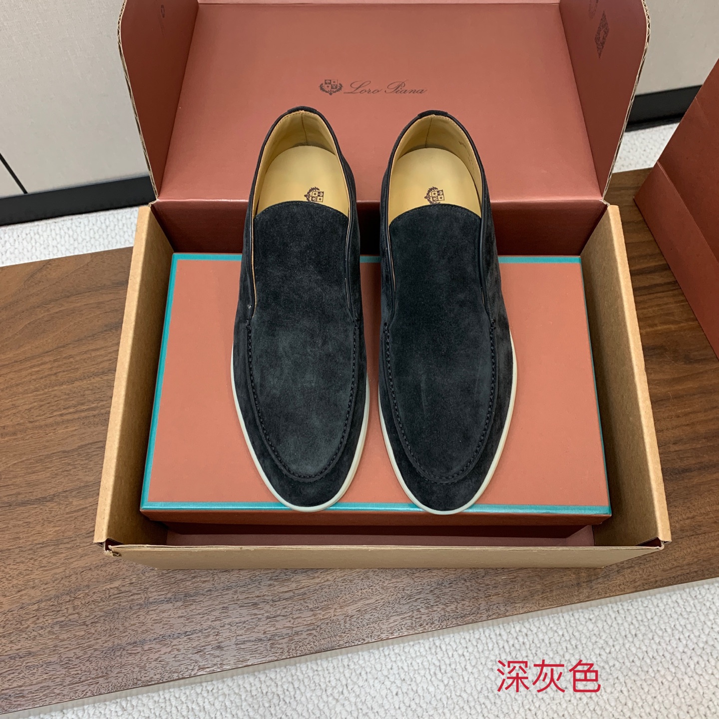 【Loro Piana】情侣款顶级版本高帮乐福鞋，原版一比一。品牌低调奢华柔软一贯纯色简约的设计风格。皮质柔软舒适度极高