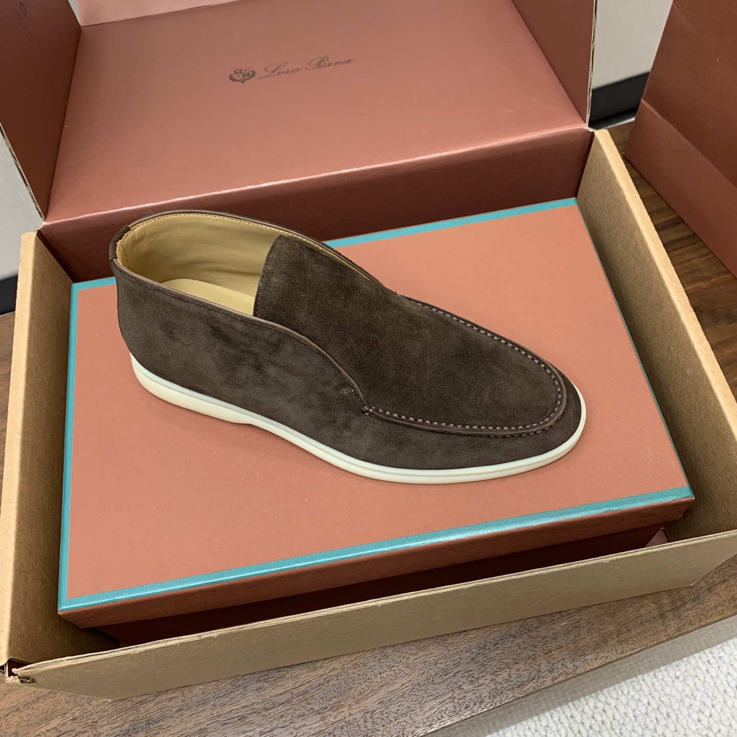 【Loro Piana】情侣款顶级版本高帮乐福鞋,原版一比一。品牌低调奢华柔软一贯纯色简约的设计风格。皮质柔软舒适度极高 【Loro Piana】情侣款顶级版本高帮乐福鞋,原版一比一。品牌低调奢华柔软一贯纯色简约的设计风格。皮质柔软舒适度极高