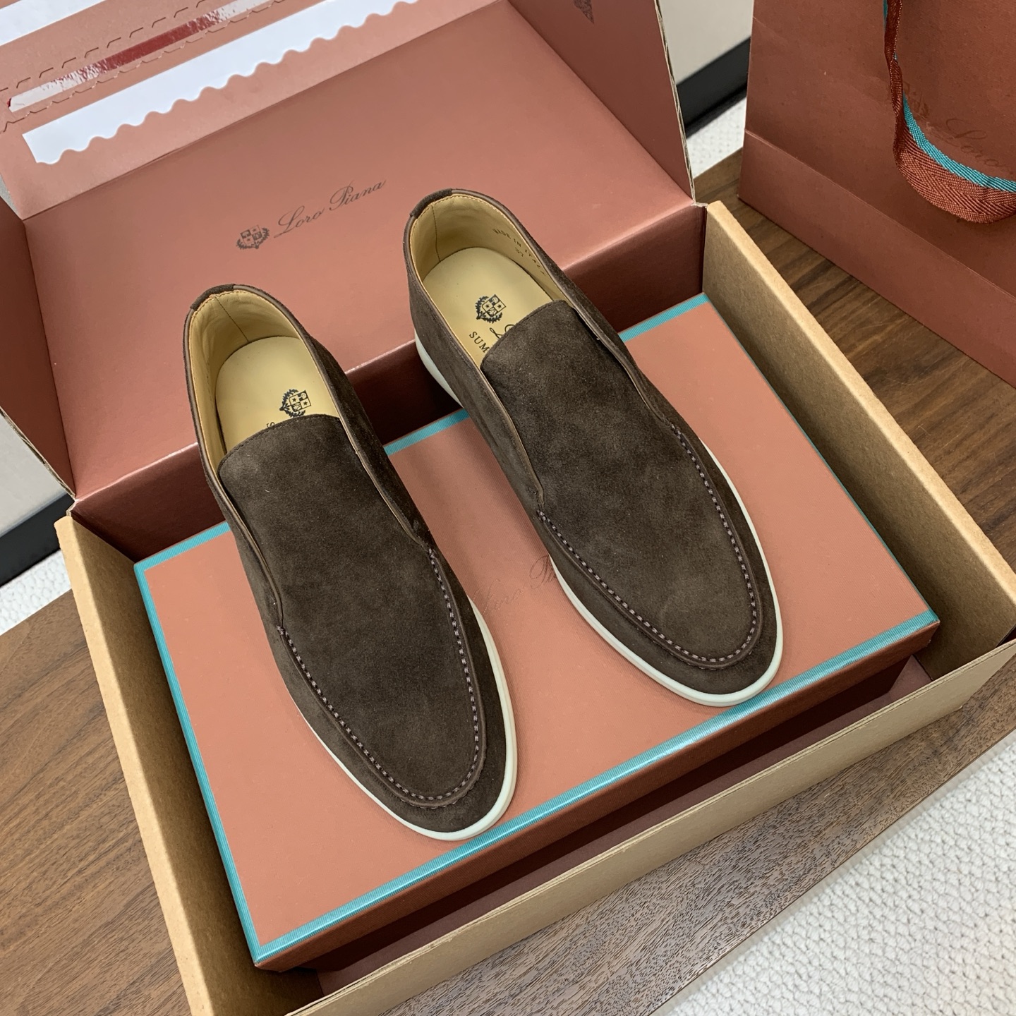 【Loro Piana】情侣款顶级版本高帮乐福鞋,原版一比一。品牌低调奢华柔软一贯纯色简约的设计风格。皮质柔软舒适度极高 【Loro Piana】情侣款顶级版本高帮乐福鞋,原版一比一。品牌低调奢华柔软一贯纯色简约的设计风格。皮质柔软舒适度极高