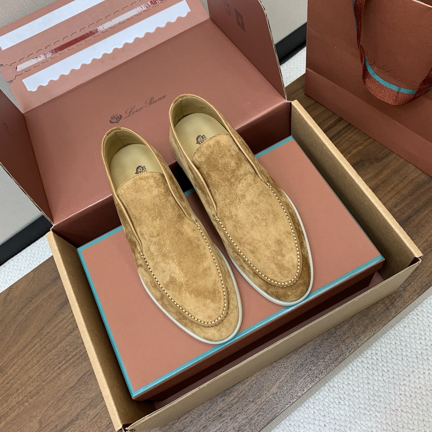 【Loro Piana】情侣款顶级版本高帮乐福鞋,原版一比一。品牌低调奢华柔软一贯纯色简约的设计风格。皮质柔软舒适度极高 【Loro Piana】情侣款顶级版本高帮乐福鞋,原版一比一。品牌低调奢华柔软一贯纯色简约的设计风格。皮质柔软舒适度极高