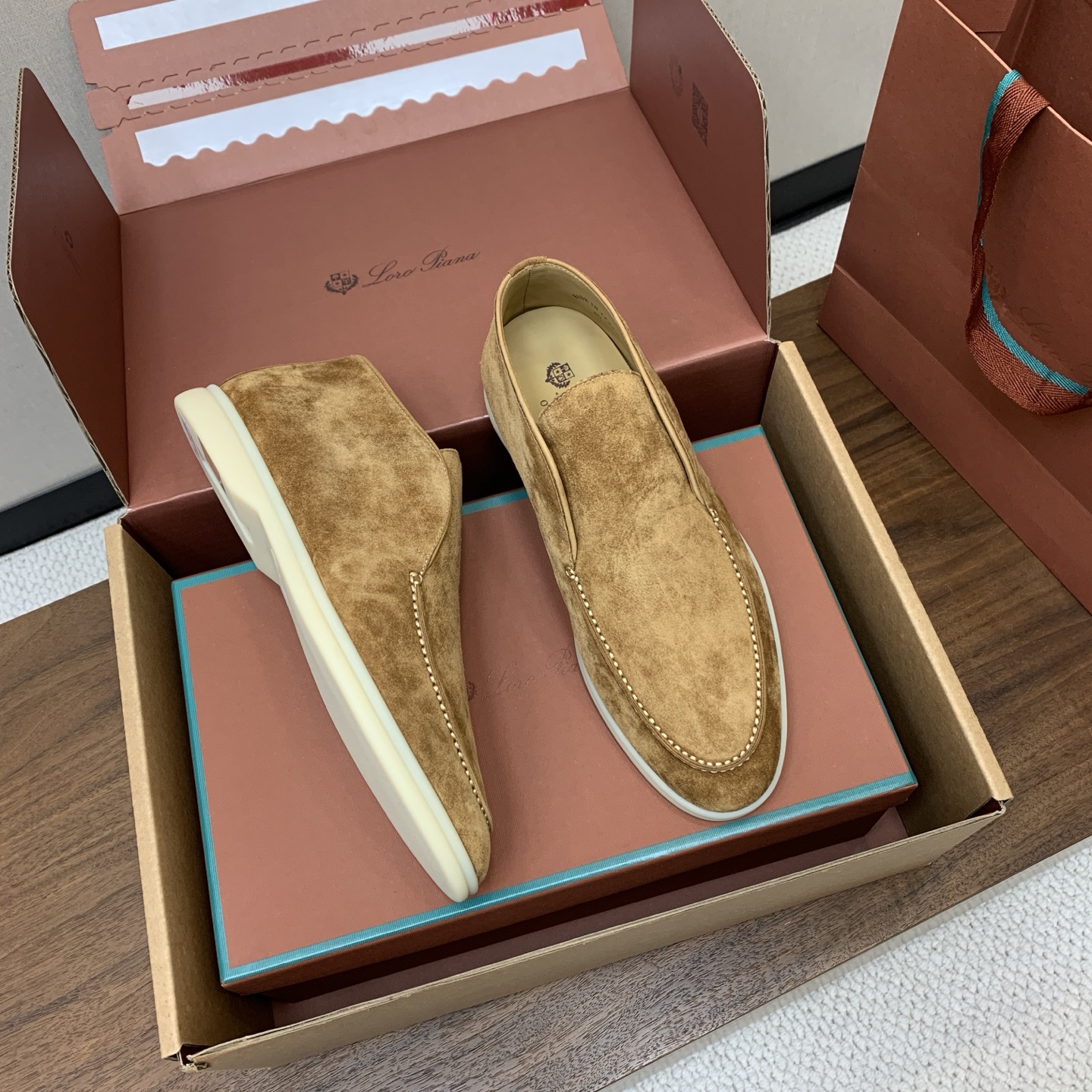 【Loro Piana】情侣款顶级版本高帮乐福鞋,原版一比一。品牌低调奢华柔软一贯纯色简约的设计风格。皮质柔软舒适度极高 【Loro Piana】情侣款顶级版本高帮乐福鞋,原版一比一。品牌低调奢华柔软一贯纯色简约的设计风格。皮质柔软舒适度极高