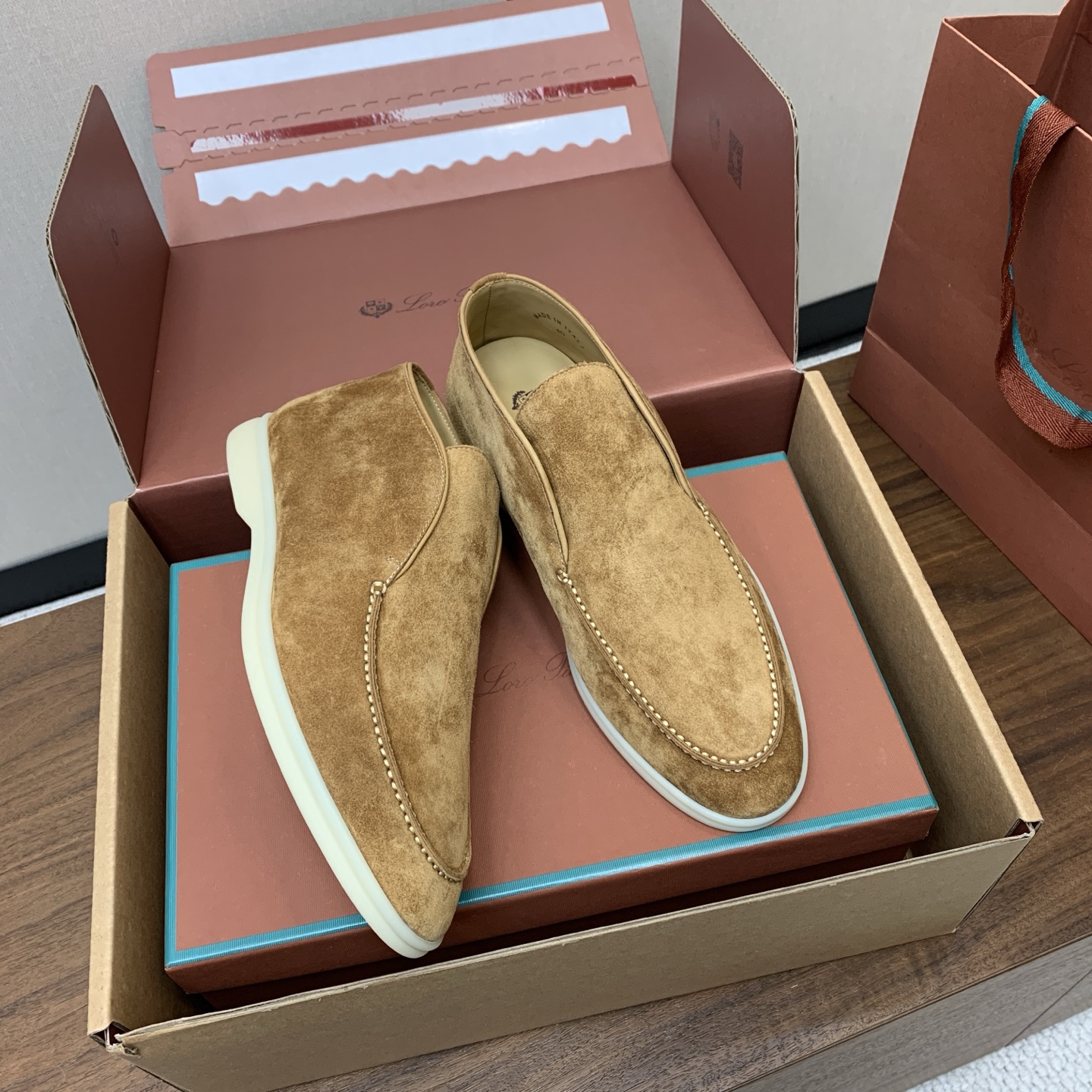 【Loro Piana】情侣款顶级版本高帮乐福鞋,原版一比一。品牌低调奢华柔软一贯纯色简约的设计风格。皮质柔软舒适度极高 【Loro Piana】情侣款顶级版本高帮乐福鞋,原版一比一。品牌低调奢华柔软一贯纯色简约的设计风格。皮质柔软舒适度极高
