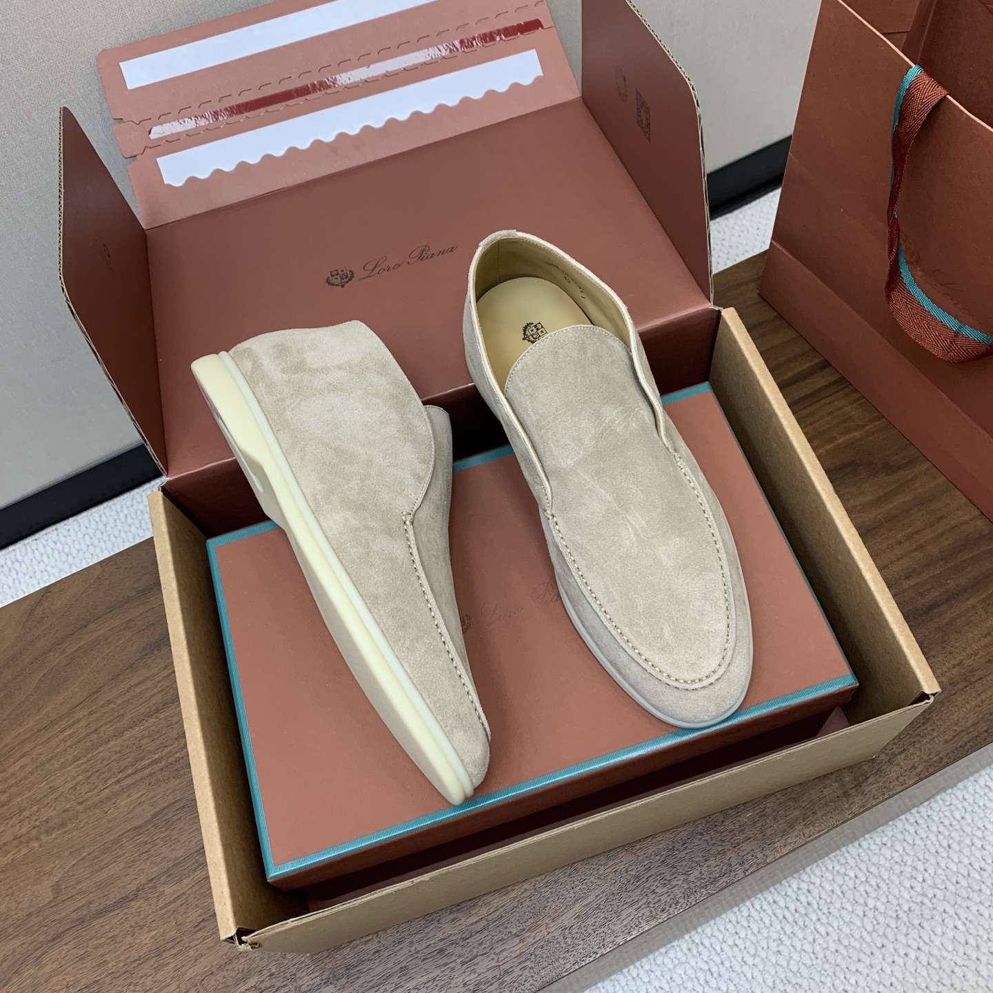 【Loro Piana】情侣款顶级版本高帮乐福鞋，原版一比一。品牌低调奢华柔软一贯纯色简约的设计风格。皮质柔软舒适度极高