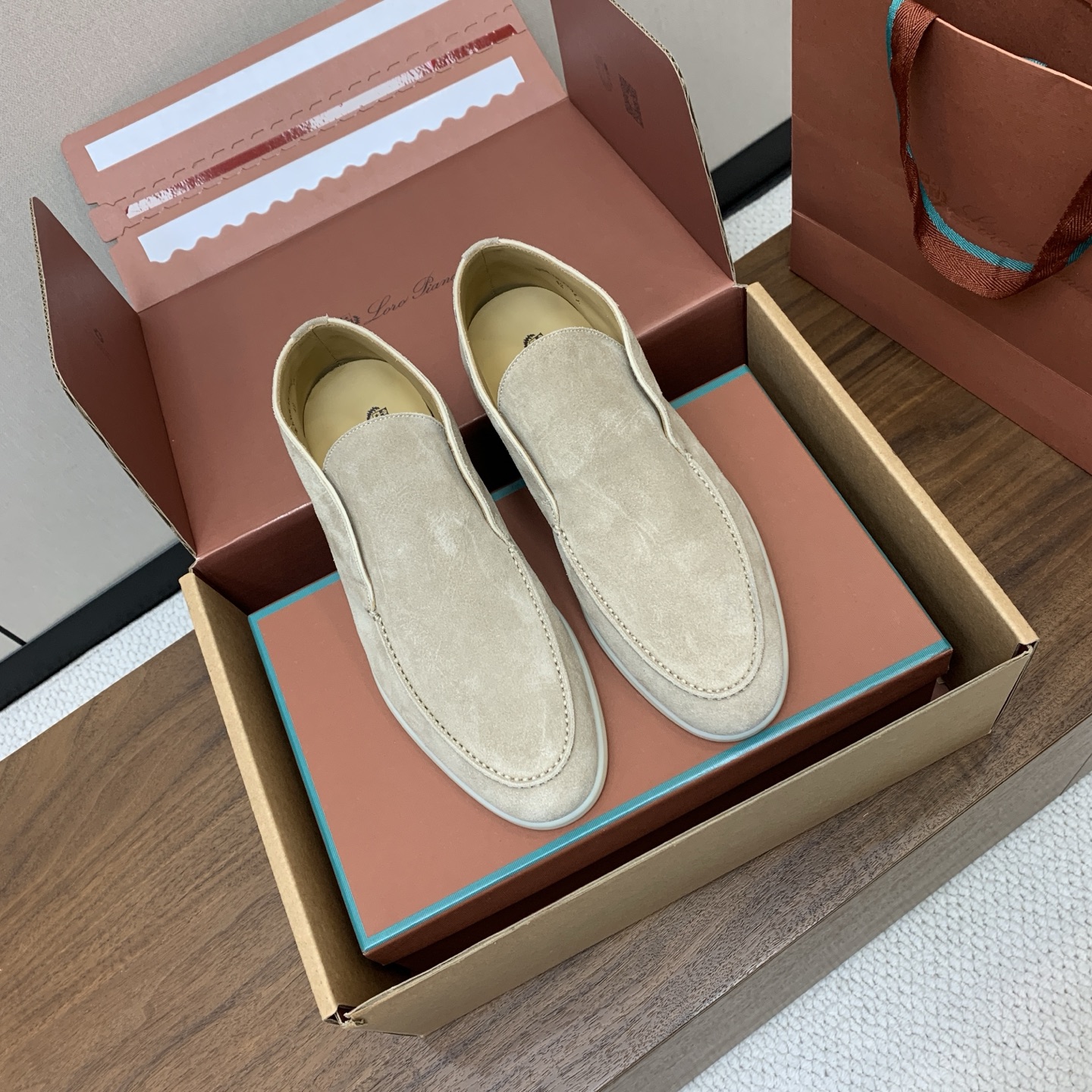 【Loro Piana】情侣款顶级版本高帮乐福鞋，原版一比一。品牌低调奢华柔软一贯纯色简约的设计风格。皮质柔软舒适度极高