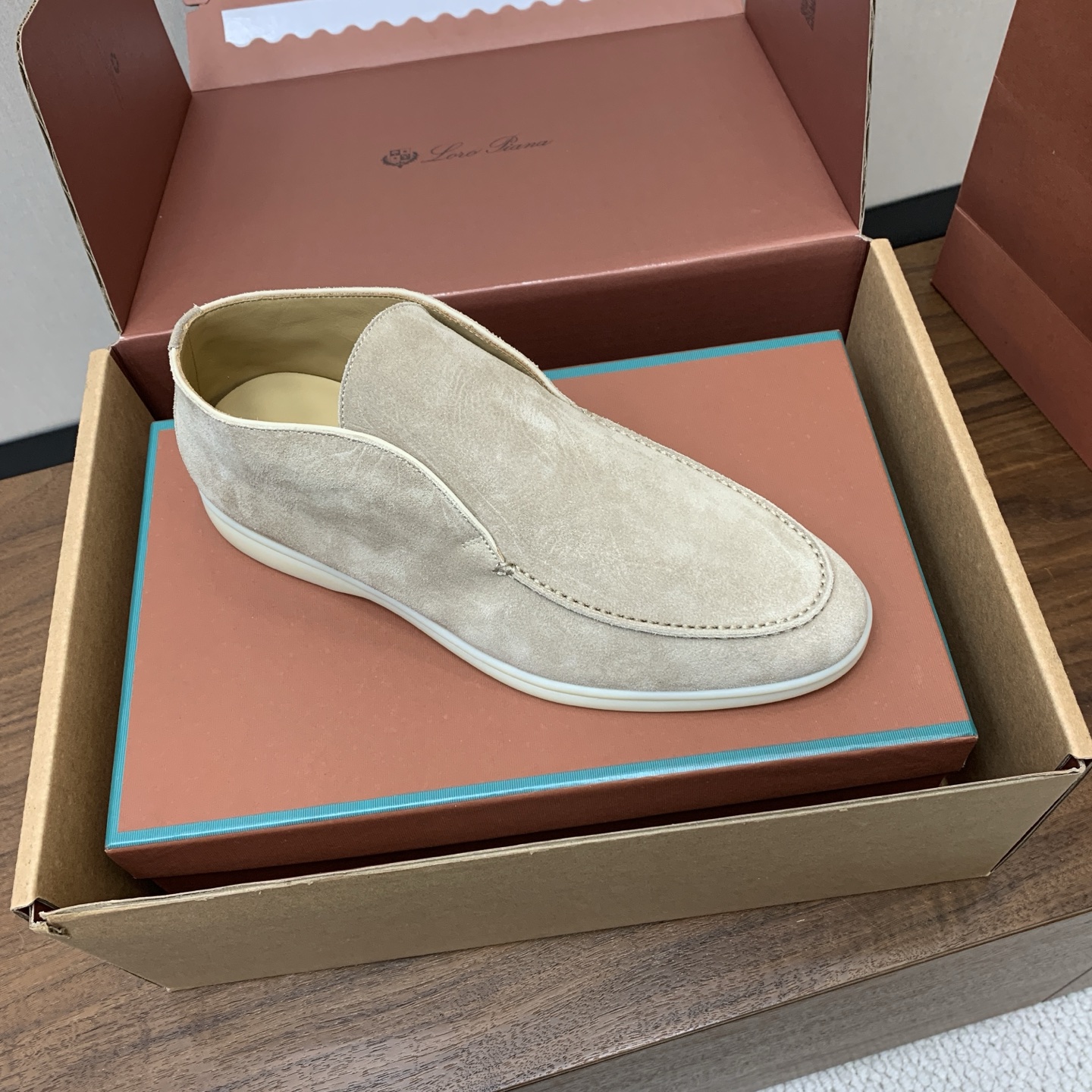 【Loro Piana】情侣款顶级版本高帮乐福鞋，原版一比一。品牌低调奢华柔软一贯纯色简约的设计风格。皮质柔软舒适度极高
