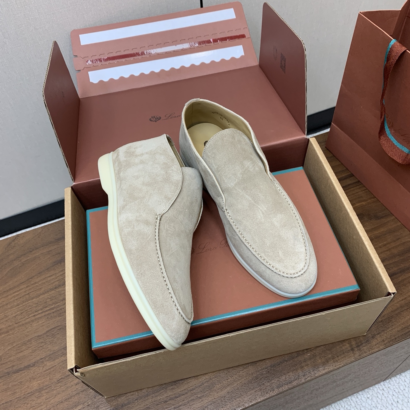 【Loro Piana】情侣款顶级版本高帮乐福鞋，原版一比一。品牌低调奢华柔软一贯纯色简约的设计风格。皮质柔软舒适度极高