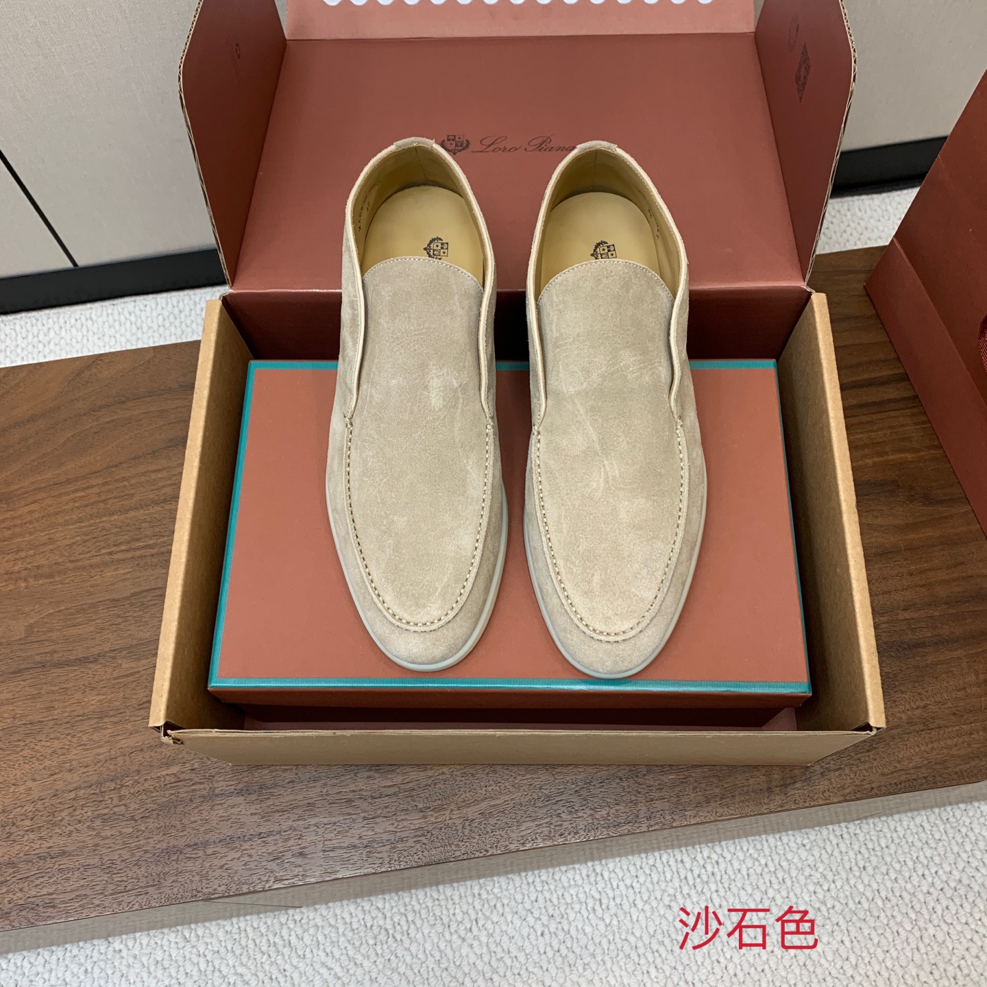 【Loro Piana】情侣款顶级版本高帮乐福鞋，原版一比一。品牌低调奢华柔软一贯纯色简约的设计风格。皮质柔软舒适度极高