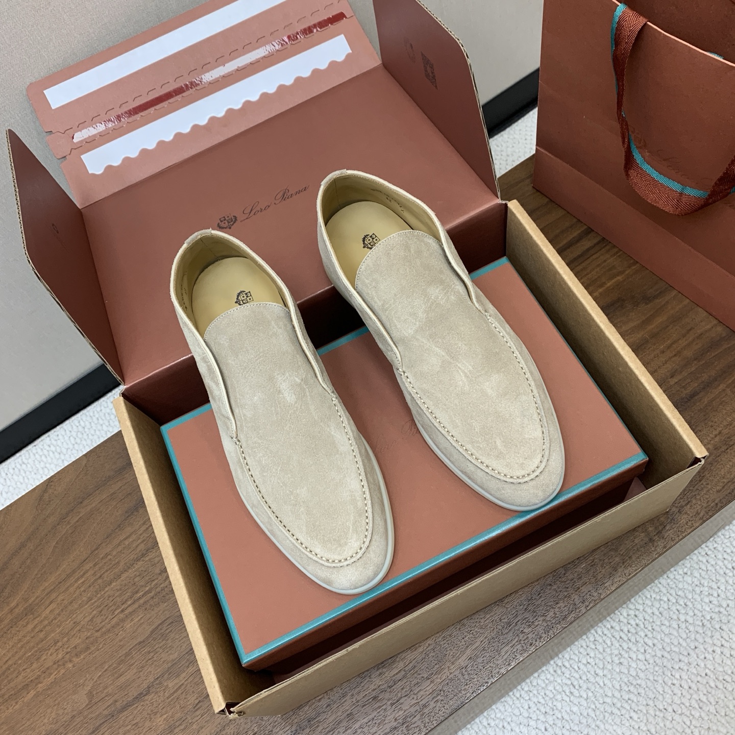 【Loro Piana】情侣款顶级版本高帮乐福鞋，原版一比一。品牌低调奢华柔软一贯纯色简约的设计风格。皮质柔软舒适度极高