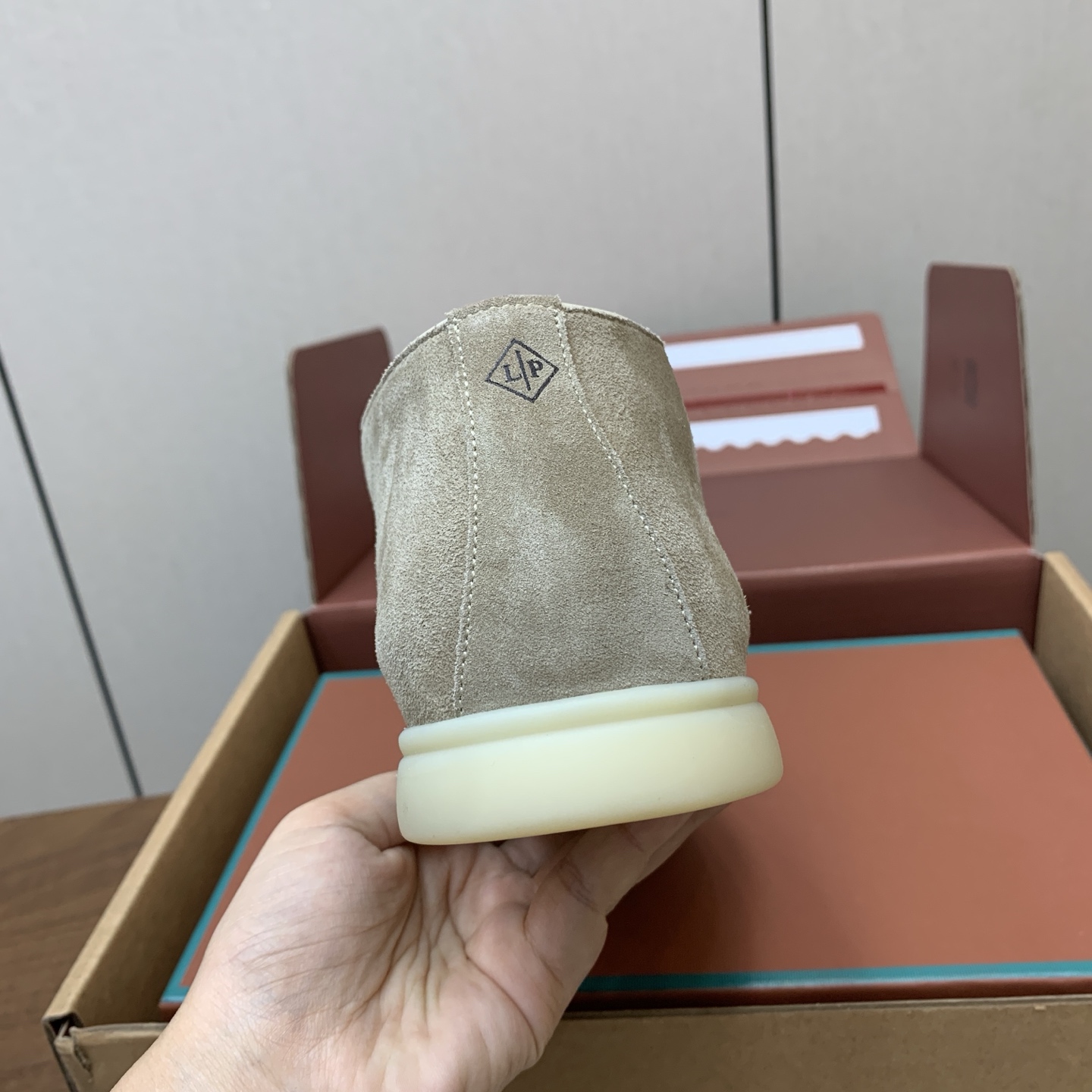 【Loro Piana】情侣款顶级版本高帮乐福鞋，原版一比一。品牌低调奢华柔软一贯纯色简约的设计风格。皮质柔软舒适度极高