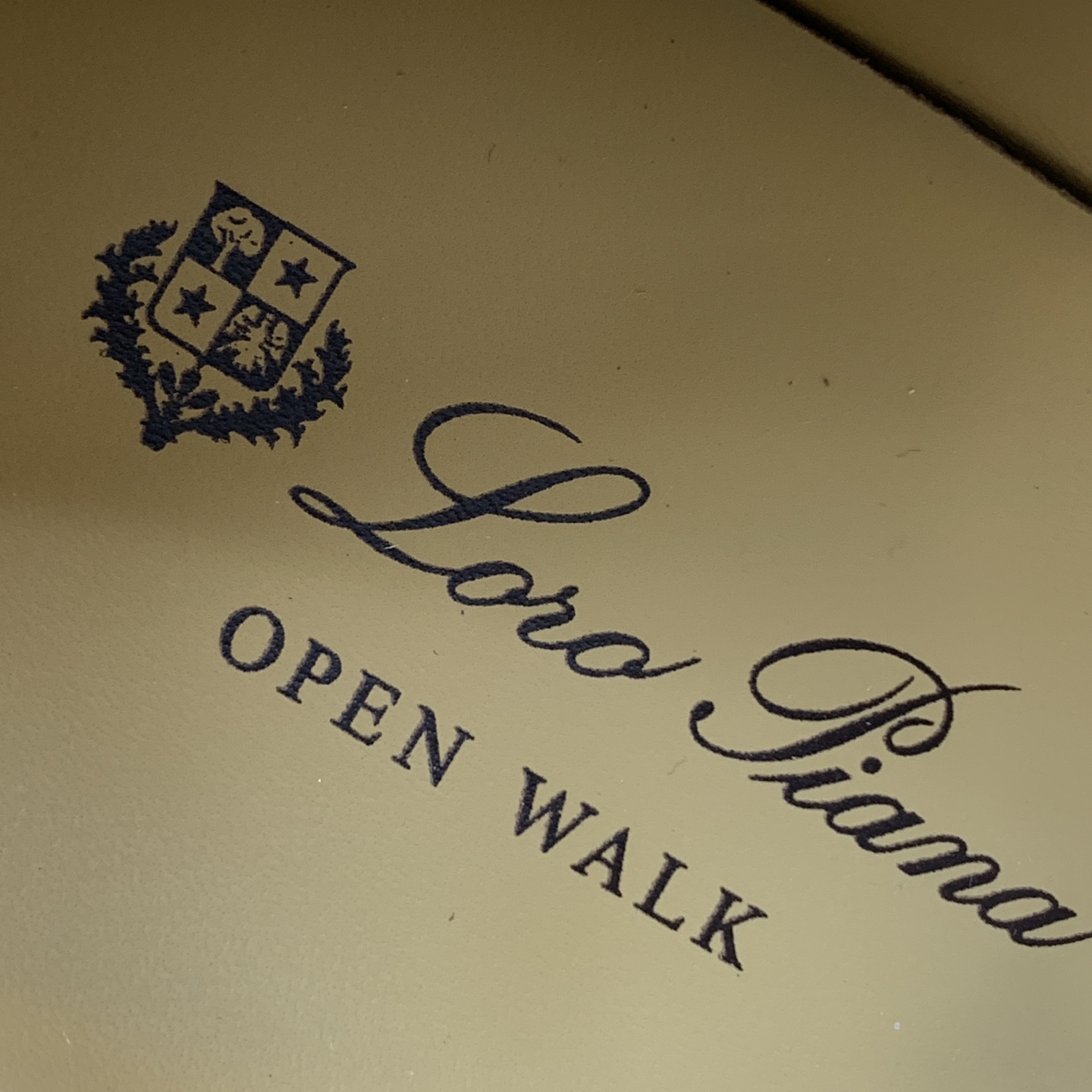 【Loro Piana】情侣款顶级版本高帮乐福鞋，原版一比一。品牌低调奢华柔软一贯纯色简约的设计风格。皮质柔软舒适度极高