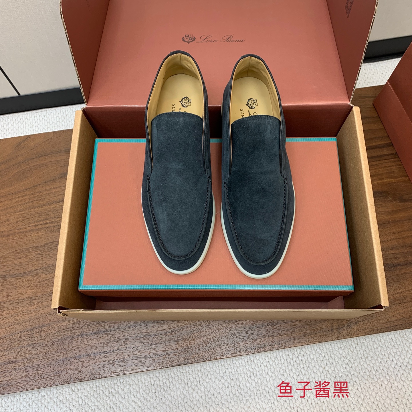 【Loro Piana】情侣款顶级版本高帮乐福鞋，原版一比一。品牌低调奢华柔软一贯纯色简约的设计风格。皮质柔软舒适度极高