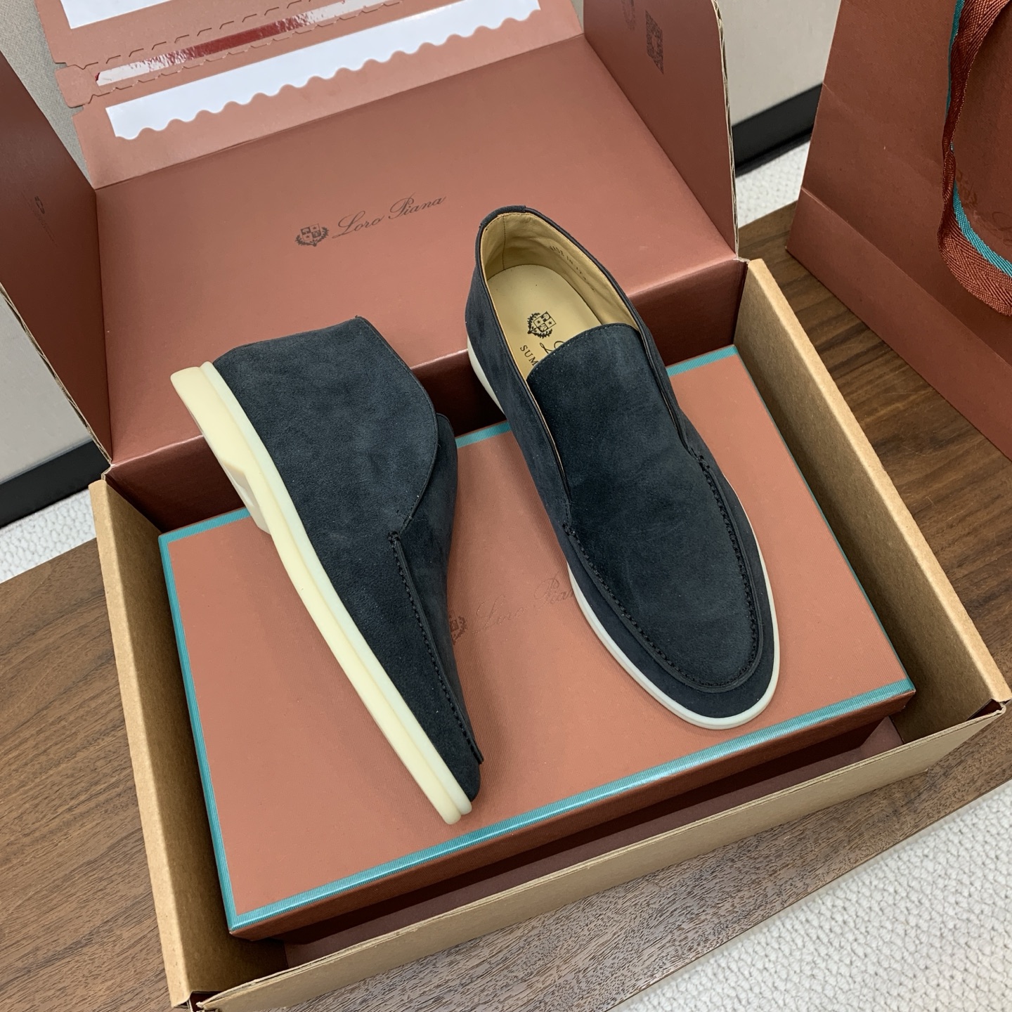 【Loro Piana】情侣款顶级版本高帮乐福鞋,原版一比一。品牌低调奢华柔软一贯纯色简约的设计风格。皮质柔软舒适度极高 【Loro Piana】情侣款顶级版本高帮乐福鞋,原版一比一。品牌低调奢华柔软一贯纯色简约的设计风格。皮质柔软舒适度极高