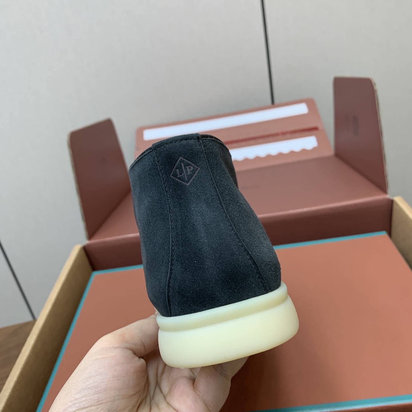 【Loro Piana】情侣款顶级版本高帮乐福鞋,原版一比一。品牌低调奢华柔软一贯纯色简约的设计风格。皮质柔软舒适度极高 【Loro Piana】情侣款顶级版本高帮乐福鞋,原版一比一。品牌低调奢华柔软一贯纯色简约的设计风格。皮质柔软舒适度极高