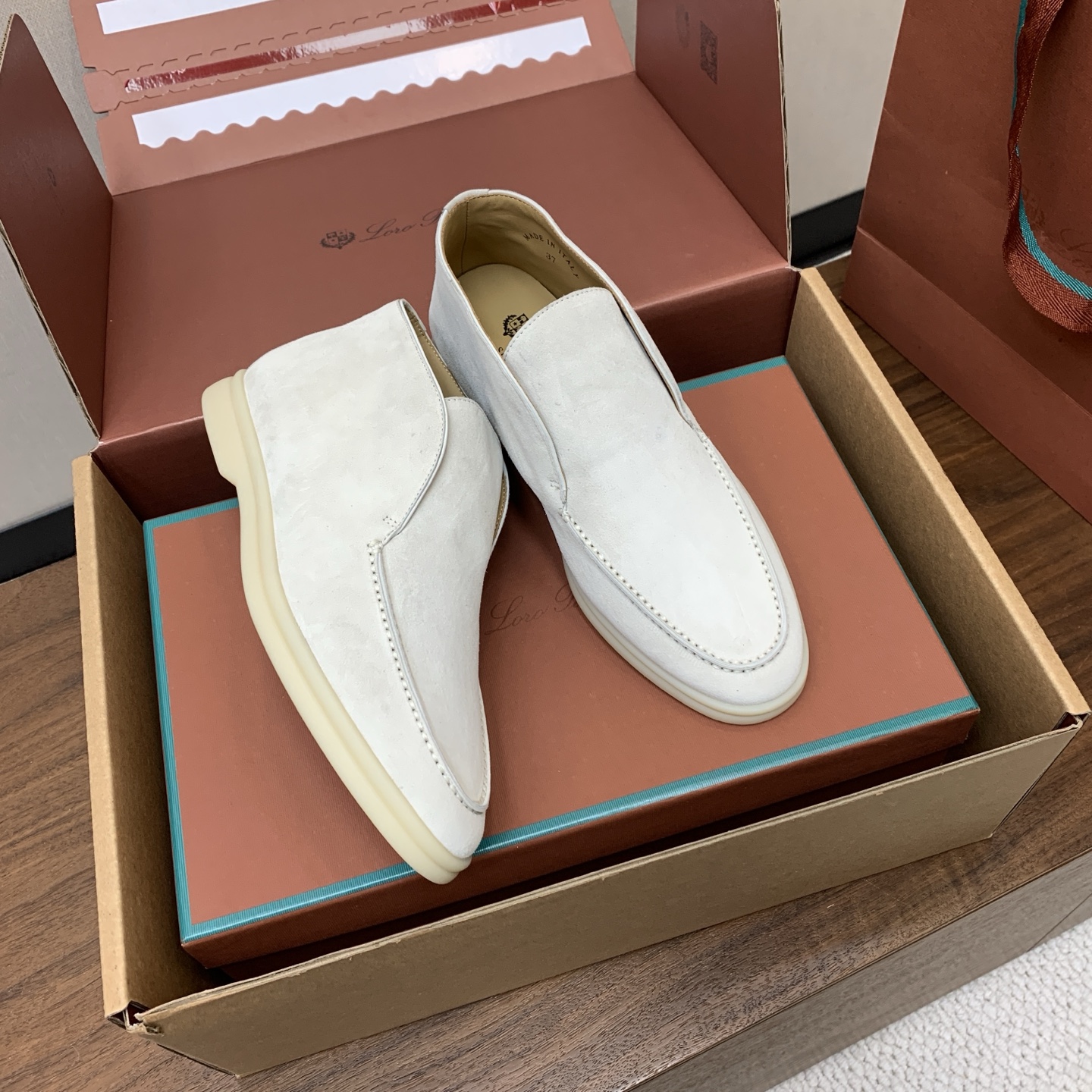 【Loro Piana】情侣款顶级版本高帮乐福鞋,原版一比一。品牌低调奢华柔软一贯纯色简约的设计风格。皮质柔软舒适度极高 【Loro Piana】情侣款顶级版本高帮乐福鞋,原版一比一。品牌低调奢华柔软一贯纯色简约的设计风格。皮质柔软舒适度极高
