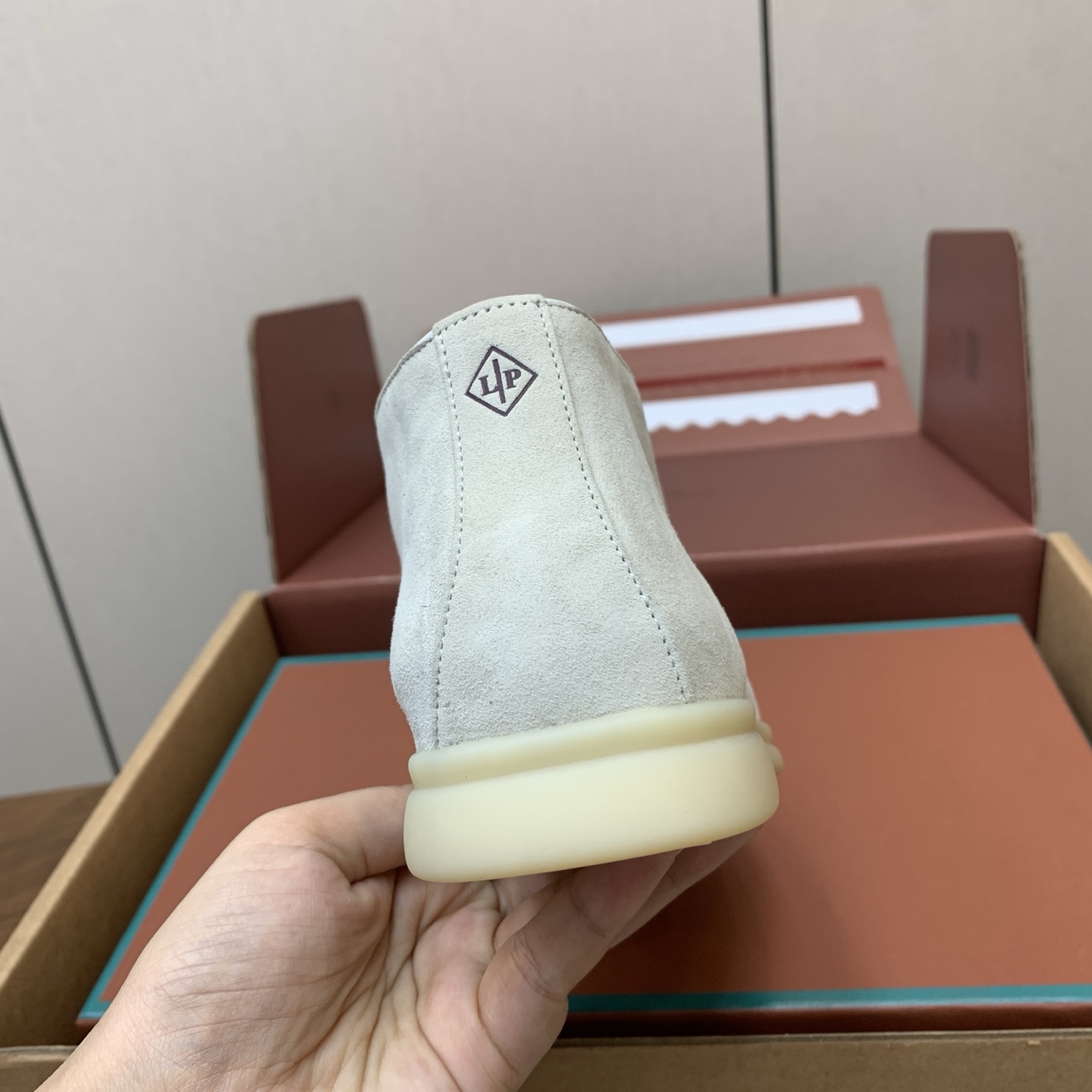 【Loro Piana】情侣款顶级版本高帮乐福鞋,原版一比一。品牌低调奢华柔软一贯纯色简约的设计风格。皮质柔软舒适度极高 【Loro Piana】情侣款顶级版本高帮乐福鞋,原版一比一。品牌低调奢华柔软一贯纯色简约的设计风格。皮质柔软舒适度极高
