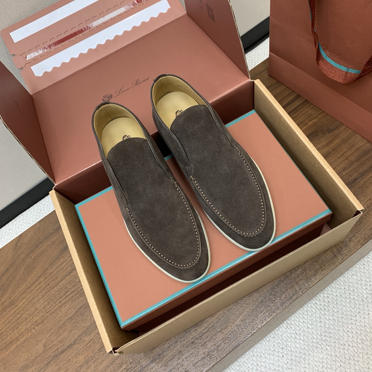 【Loro Piana】情侣款顶级版本高帮乐福鞋，原版一比一。品牌低调奢华柔软一贯纯色简约的设计风格。皮质柔软舒适度极高