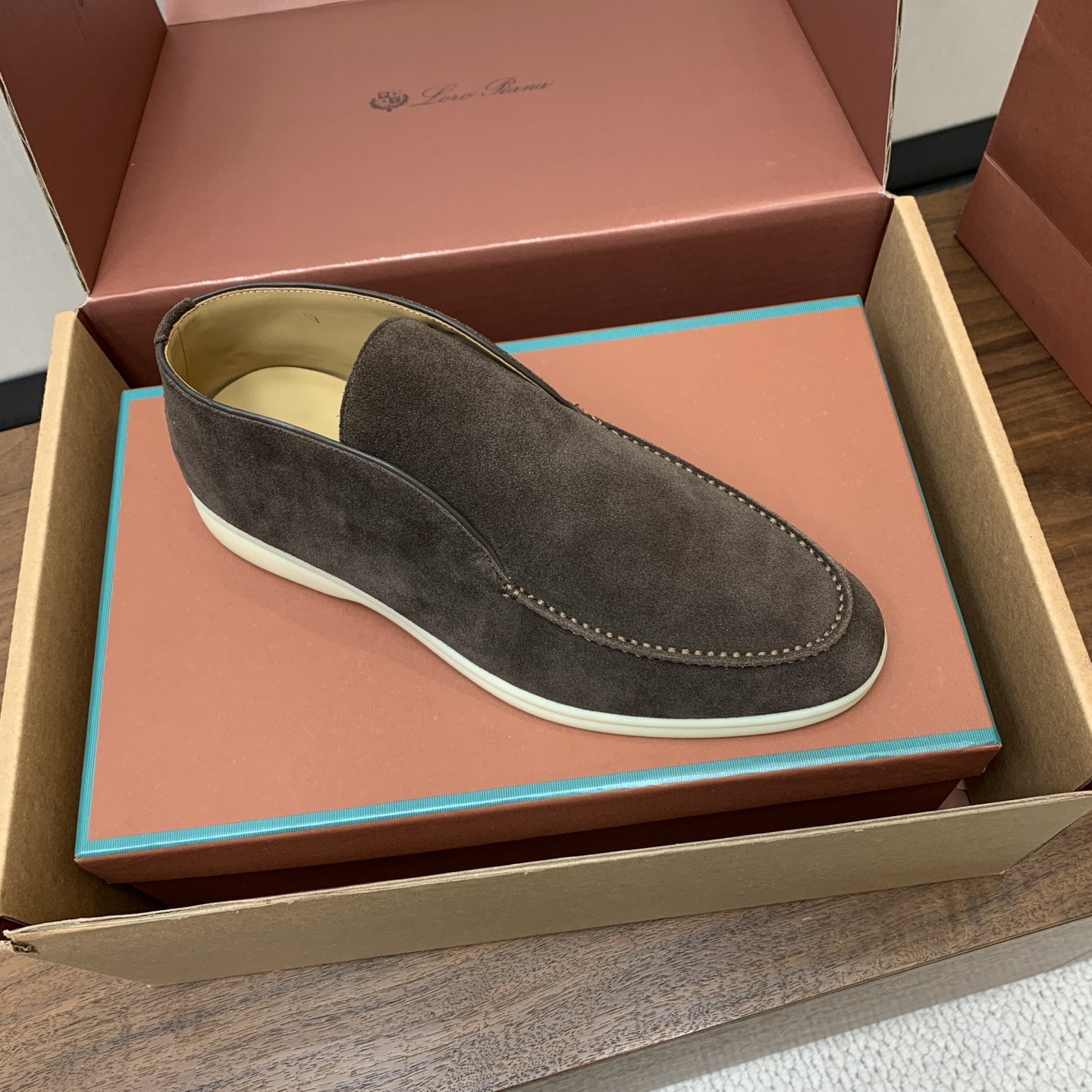 【Loro Piana】情侣款顶级版本高帮乐福鞋，原版一比一。品牌低调奢华柔软一贯纯色简约的设计风格。皮质柔软舒适度极高
