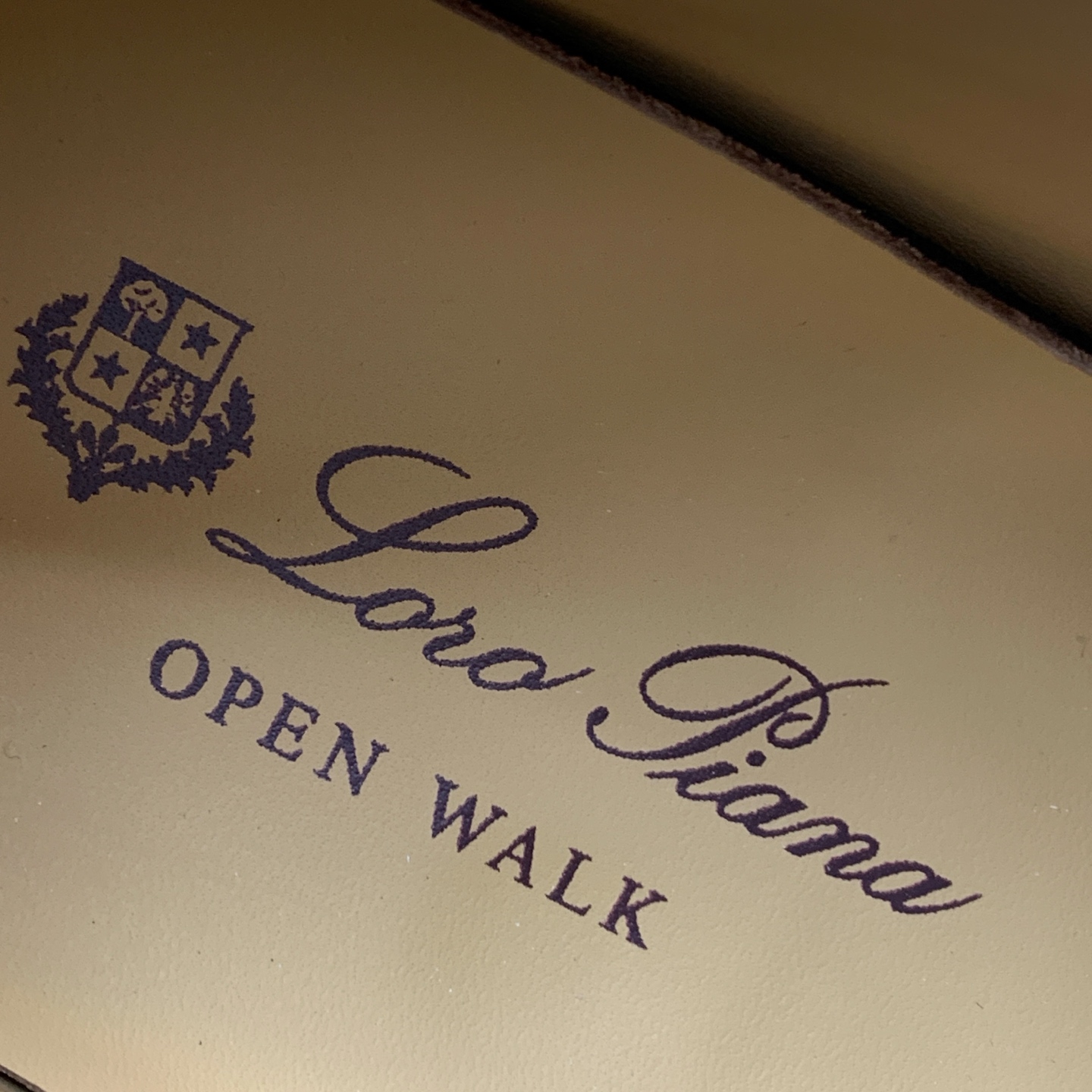 【Loro Piana】情侣款顶级版本高帮乐福鞋，原版一比一。品牌低调奢华柔软一贯纯色简约的设计风格。皮质柔软舒适度极高