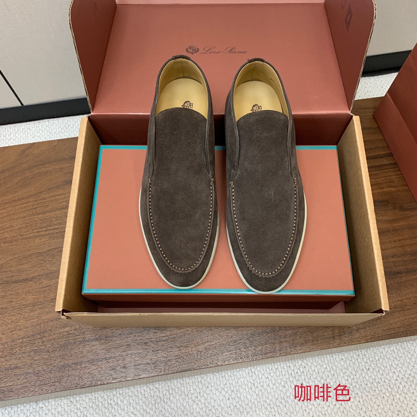 【Loro Piana】情侣款顶级版本高帮乐福鞋，原版一比一。品牌低调奢华柔软一贯纯色简约的设计风格。皮质柔软舒适度极高