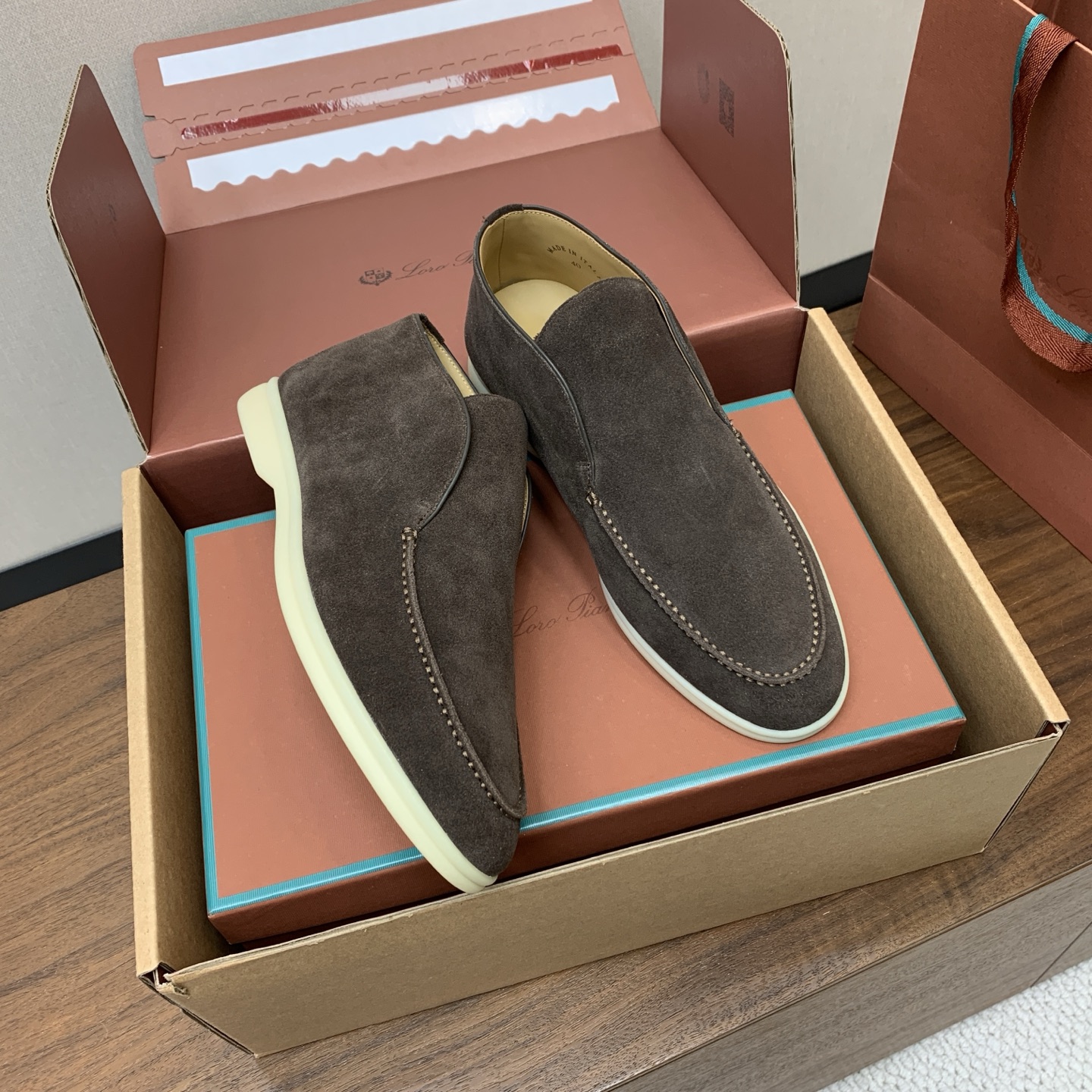 【Loro Piana】情侣款顶级版本高帮乐福鞋，原版一比一。品牌低调奢华柔软一贯纯色简约的设计风格。皮质柔软舒适度极高