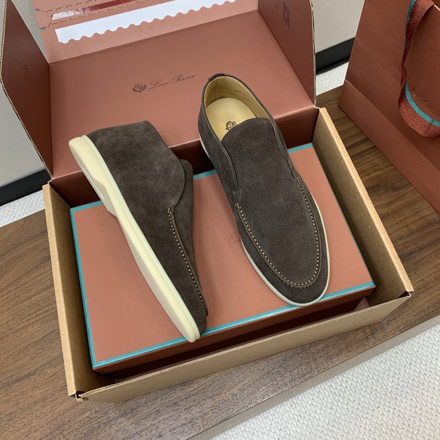 【Loro Piana】情侣款顶级版本高帮乐福鞋，原版一比一。品牌低调奢华柔软一贯纯色简约的设计风格。皮质柔软舒适度极高