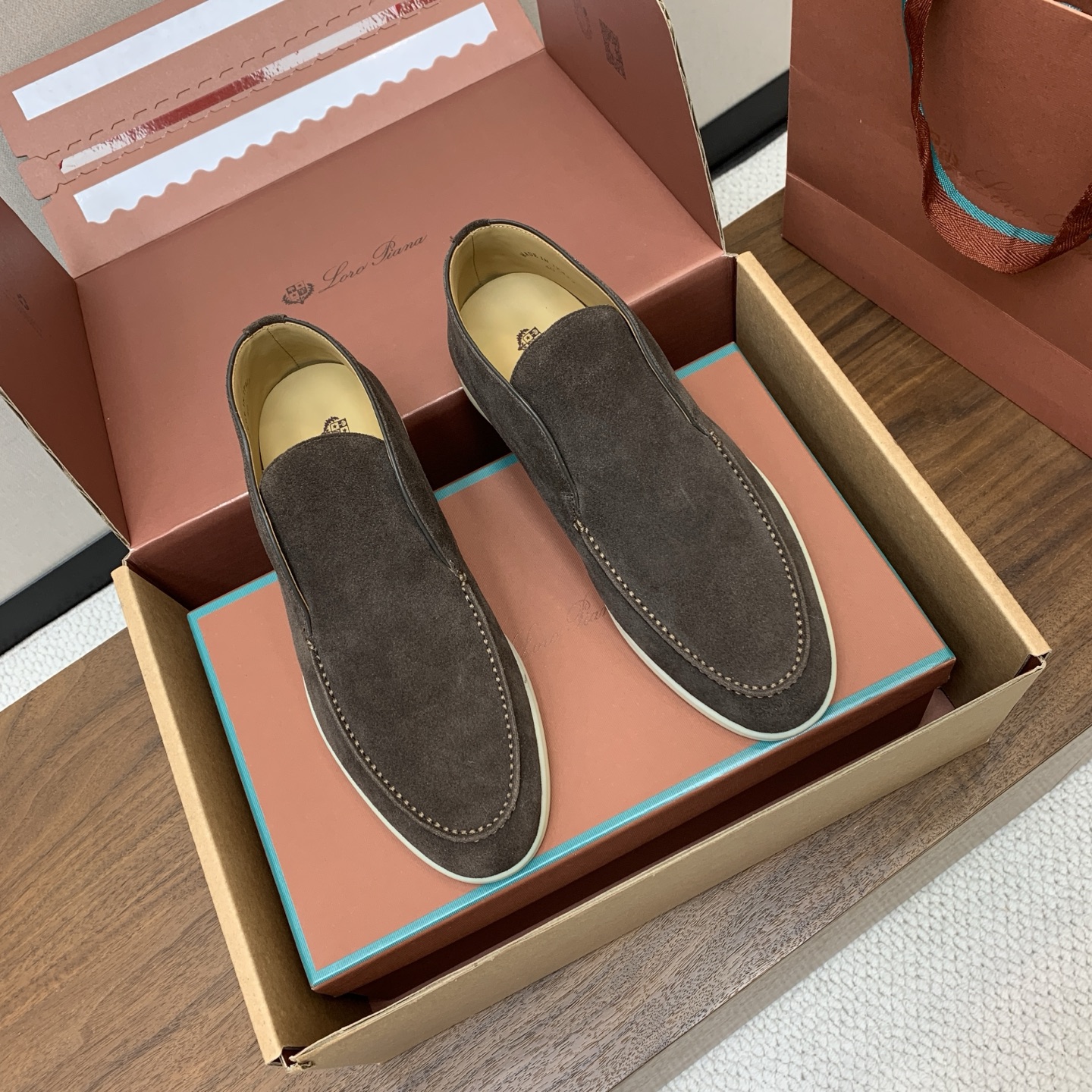【Loro Piana】情侣款顶级版本高帮乐福鞋，原版一比一。品牌低调奢华柔软一贯纯色简约的设计风格。皮质柔软舒适度极高