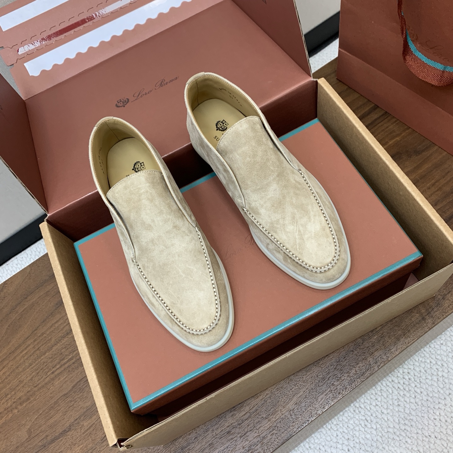 【Loro Piana】情侣款顶级版本高帮乐福鞋,原版一比一。品牌低调奢华柔软一贯纯色简约的设计风格。皮质柔软舒适度极高 【Loro Piana】情侣款顶级版本高帮乐福鞋,原版一比一。品牌低调奢华柔软一贯纯色简约的设计风格。皮质柔软舒适度极高
