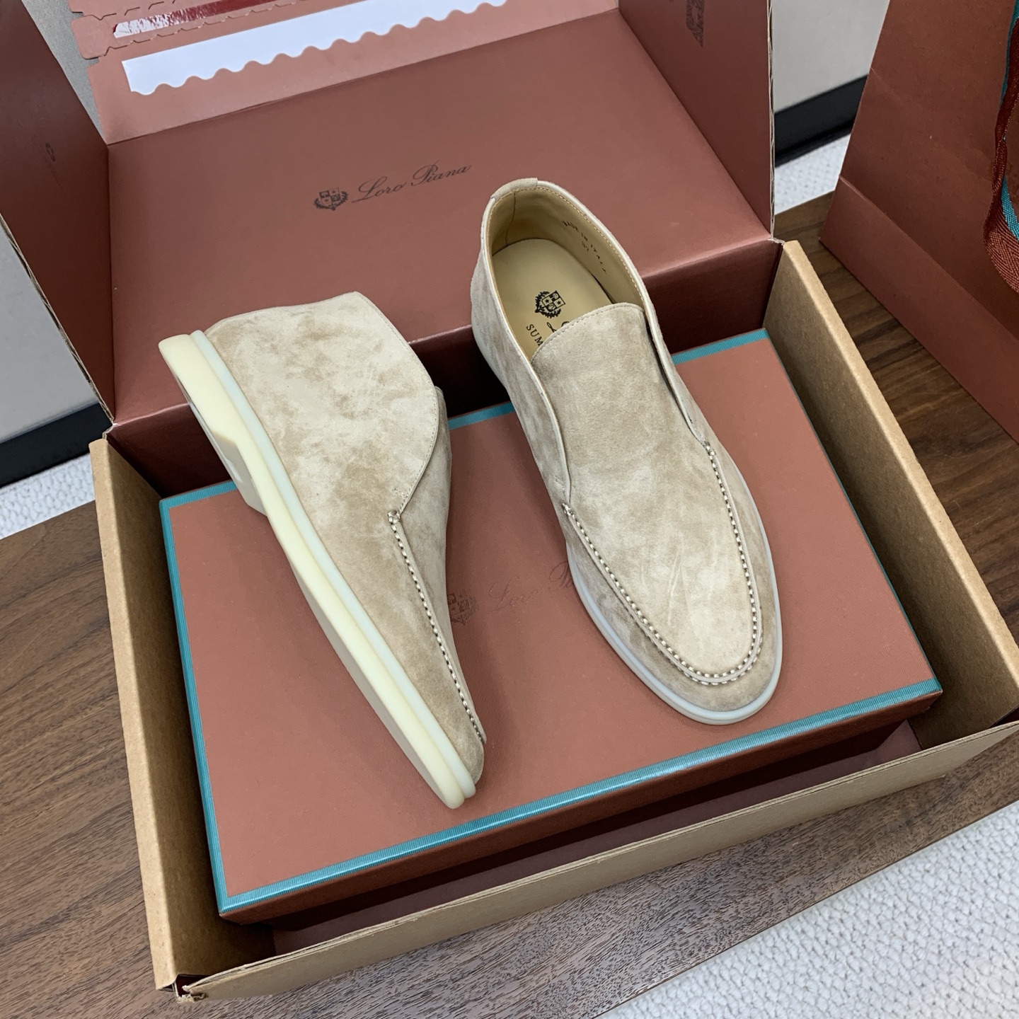 【Loro Piana】情侣款顶级版本高帮乐福鞋,原版一比一。品牌低调奢华柔软一贯纯色简约的设计风格。皮质柔软舒适度极高 【Loro Piana】情侣款顶级版本高帮乐福鞋,原版一比一。品牌低调奢华柔软一贯纯色简约的设计风格。皮质柔软舒适度极高