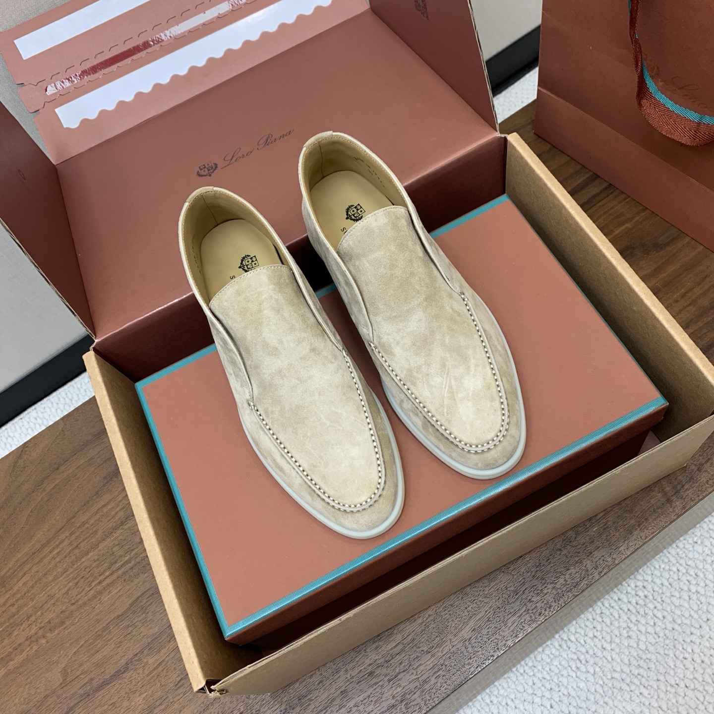 【Loro Piana】情侣款顶级版本高帮乐福鞋,原版一比一。品牌低调奢华柔软一贯纯色简约的设计风格。皮质柔软舒适度极高 【Loro Piana】情侣款顶级版本高帮乐福鞋,原版一比一。品牌低调奢华柔软一贯纯色简约的设计风格。皮质柔软舒适度极高