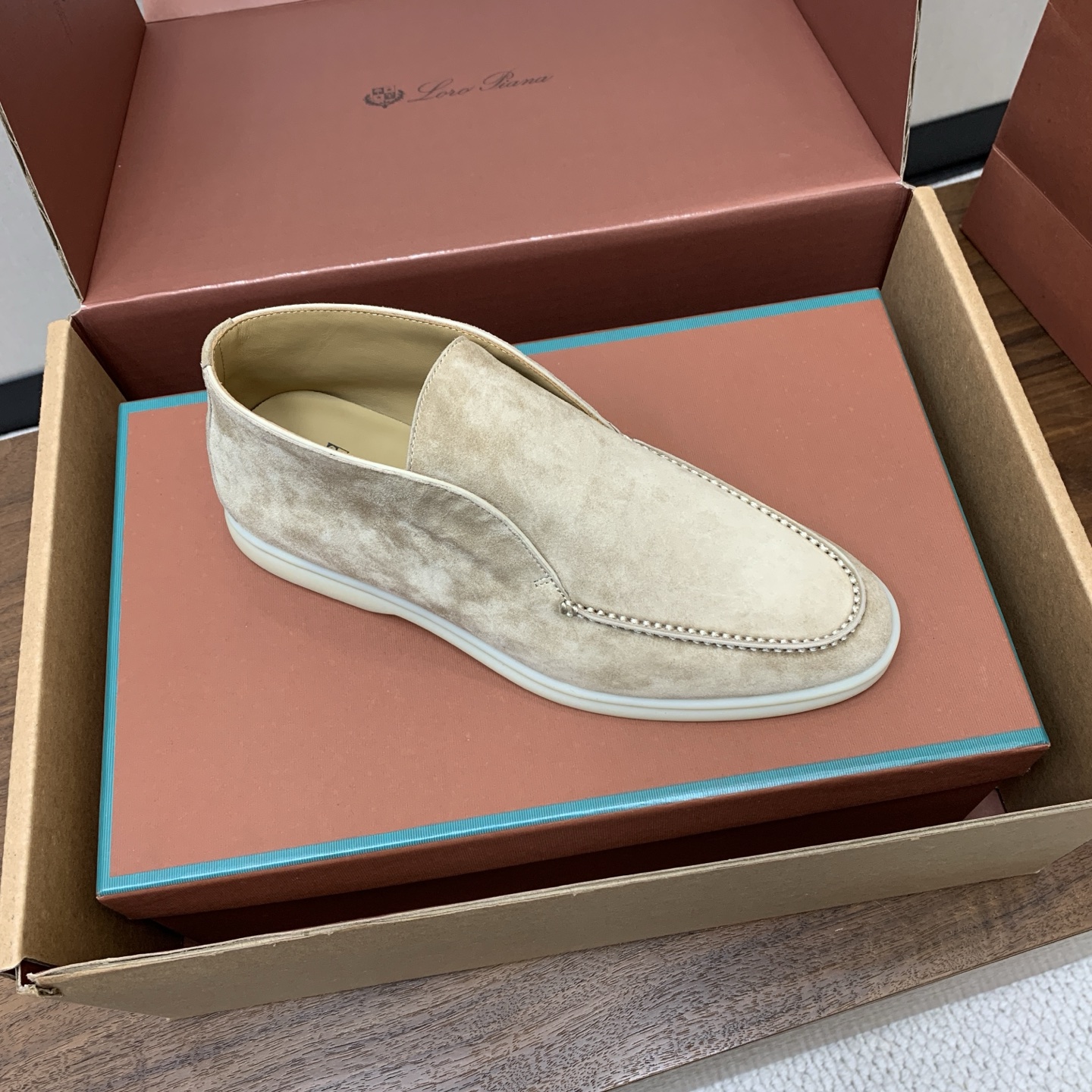【Loro Piana】情侣款顶级版本高帮乐福鞋,原版一比一。品牌低调奢华柔软一贯纯色简约的设计风格。皮质柔软舒适度极高 【Loro Piana】情侣款顶级版本高帮乐福鞋,原版一比一。品牌低调奢华柔软一贯纯色简约的设计风格。皮质柔软舒适度极高