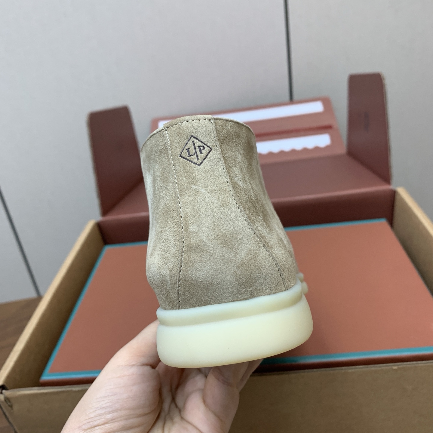 【Loro Piana】情侣款顶级版本高帮乐福鞋,原版一比一。品牌低调奢华柔软一贯纯色简约的设计风格。皮质柔软舒适度极高 【Loro Piana】情侣款顶级版本高帮乐福鞋,原版一比一。品牌低调奢华柔软一贯纯色简约的设计风格。皮质柔软舒适度极高