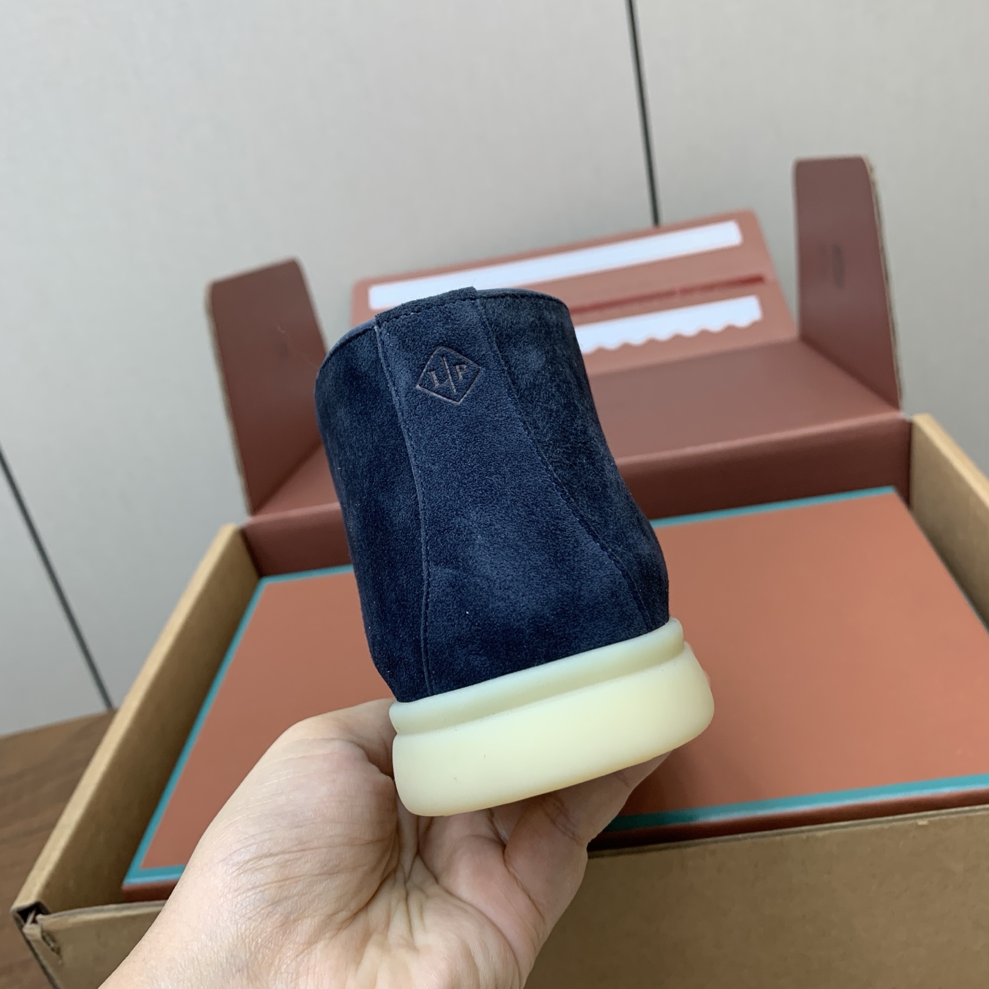 【Loro Piana】情侣款顶级版本高帮乐福鞋,原版一比一。品牌低调奢华柔软一贯纯色简约的设计风格。皮质柔软舒适度极高 【Loro Piana】情侣款顶级版本高帮乐福鞋,原版一比一。品牌低调奢华柔软一贯纯色简约的设计风格。皮质柔软舒适度极高