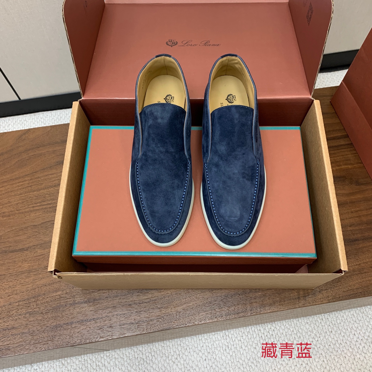 【Loro Piana】情侣款顶级版本高帮乐福鞋，原版一比一。品牌低调奢华柔软一贯纯色简约的设计风格。皮质柔软舒适度极高