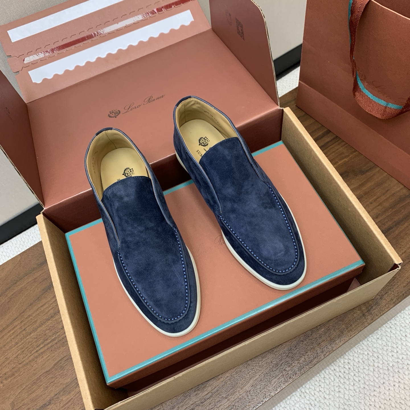【Loro Piana】情侣款顶级版本高帮乐福鞋,原版一比一。品牌低调奢华柔软一贯纯色简约的设计风格。皮质柔软舒适度极高 【Loro Piana】情侣款顶级版本高帮乐福鞋,原版一比一。品牌低调奢华柔软一贯纯色简约的设计风格。皮质柔软舒适度极高