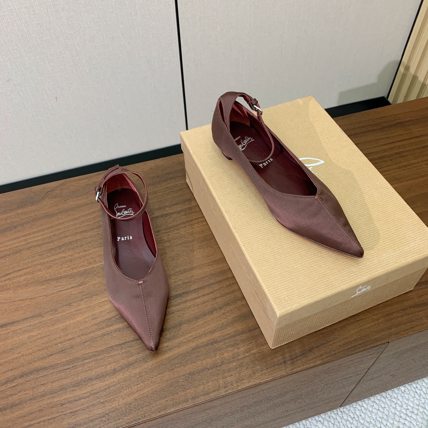 【Christian Loubout*n】尖头单鞋。上脚超美。鞋面漆皮、真丝。羊皮内里及垫脚。真皮大底，跟高2cm 码数