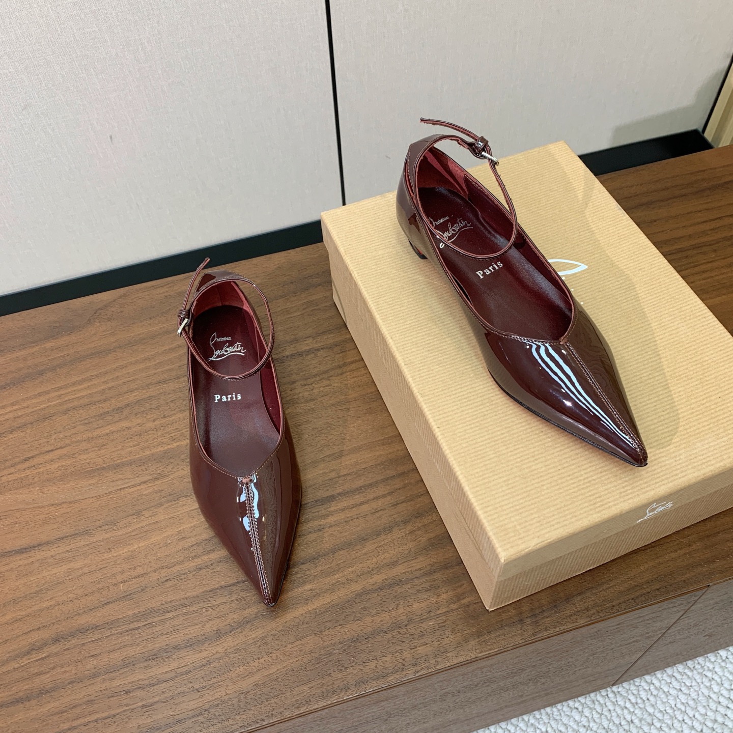 【Christian Loubout*n】尖头单鞋。上脚超美。鞋面漆皮、真丝。羊皮内里及垫脚。真皮大底，跟高2cm 码数