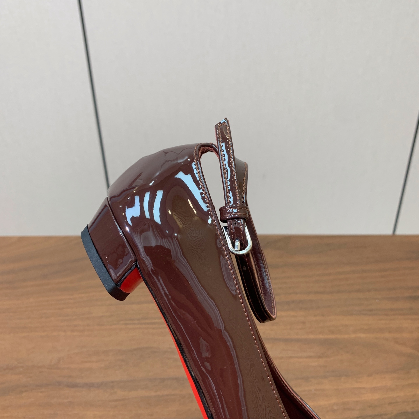 【Christian Loubout*n】尖头单鞋。上脚超美。鞋面漆皮、真丝。羊皮内里及垫脚。真皮大底，跟高2cm 码数