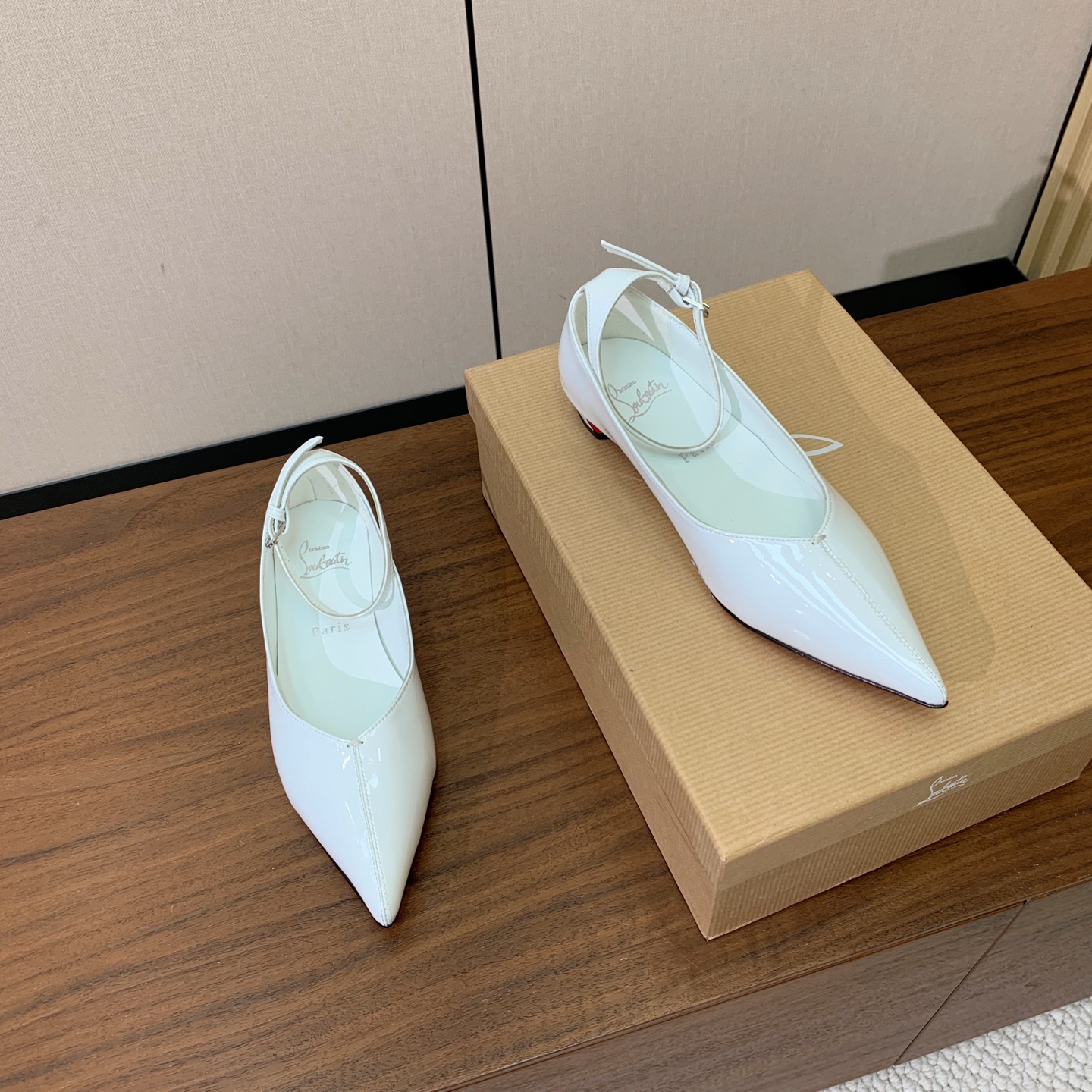 【Christian Loubout*n】尖头单鞋。上脚超美。鞋面漆皮、真丝。羊皮内里及垫脚。真皮大底，跟高2cm 码数