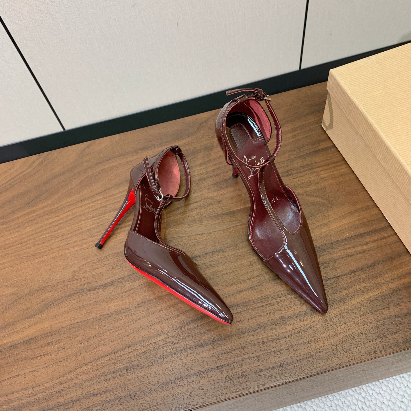 【Christian Loubout*n】高跟单鞋。上脚超美。鞋面漆皮、牛皮。羊皮内里及垫脚。真皮大底，跟高11cm 码