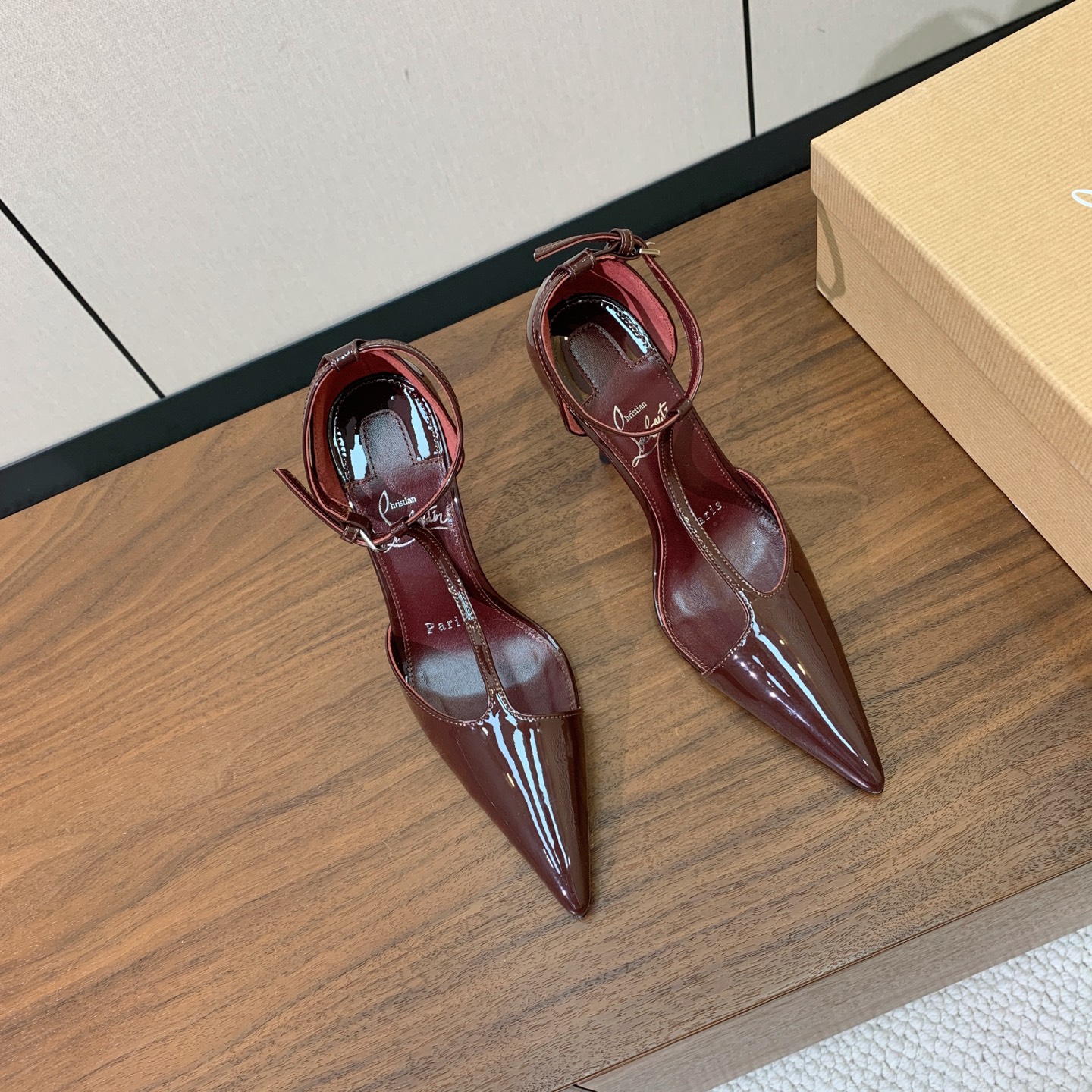 【Christian Loubout*n】高跟单鞋。上脚超美。鞋面漆皮、牛皮。羊皮内里及垫脚。真皮大底，跟高11cm 码
