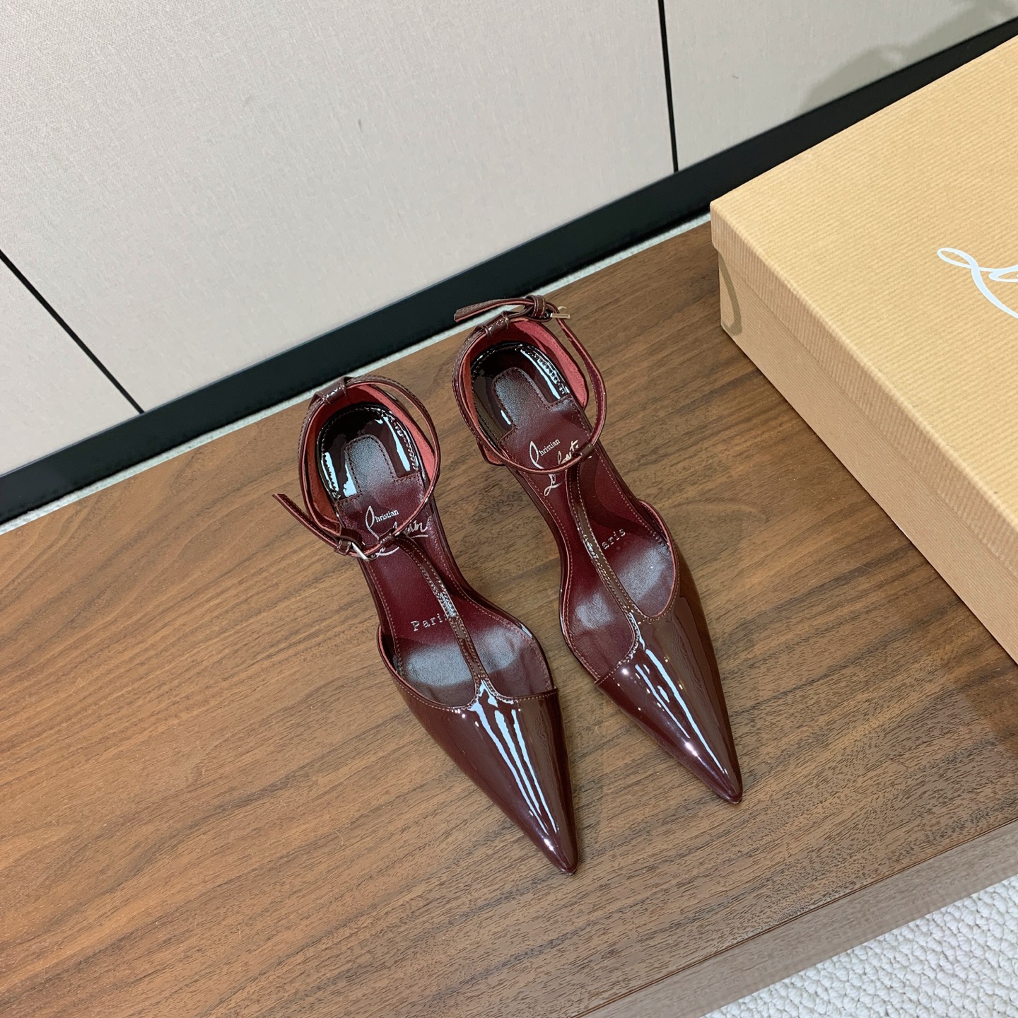 【Christian Loubout*n】高跟单鞋。上脚超美。鞋面漆皮、牛皮。羊皮内里及垫脚。真皮大底，跟高11cm 码