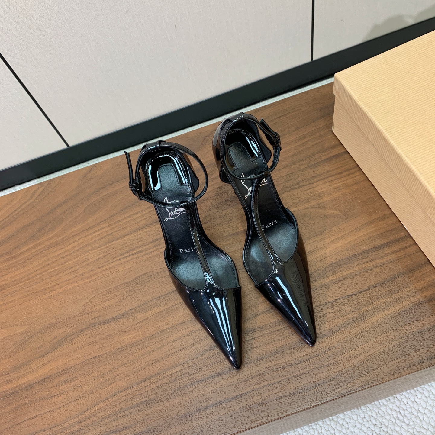 【Christian Loubout*n】高跟单鞋。上脚超美。鞋面漆皮、牛皮。羊皮内里及垫脚。真皮大底，跟高11cm 码