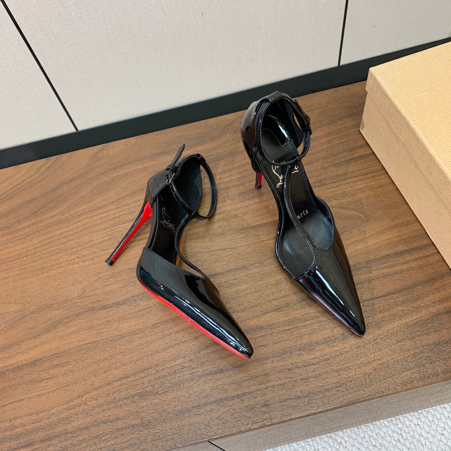 【Christian Loubout*n】高跟单鞋。上脚超美。鞋面漆皮、牛皮。羊皮内里及垫脚。真皮大底，跟高11cm 码