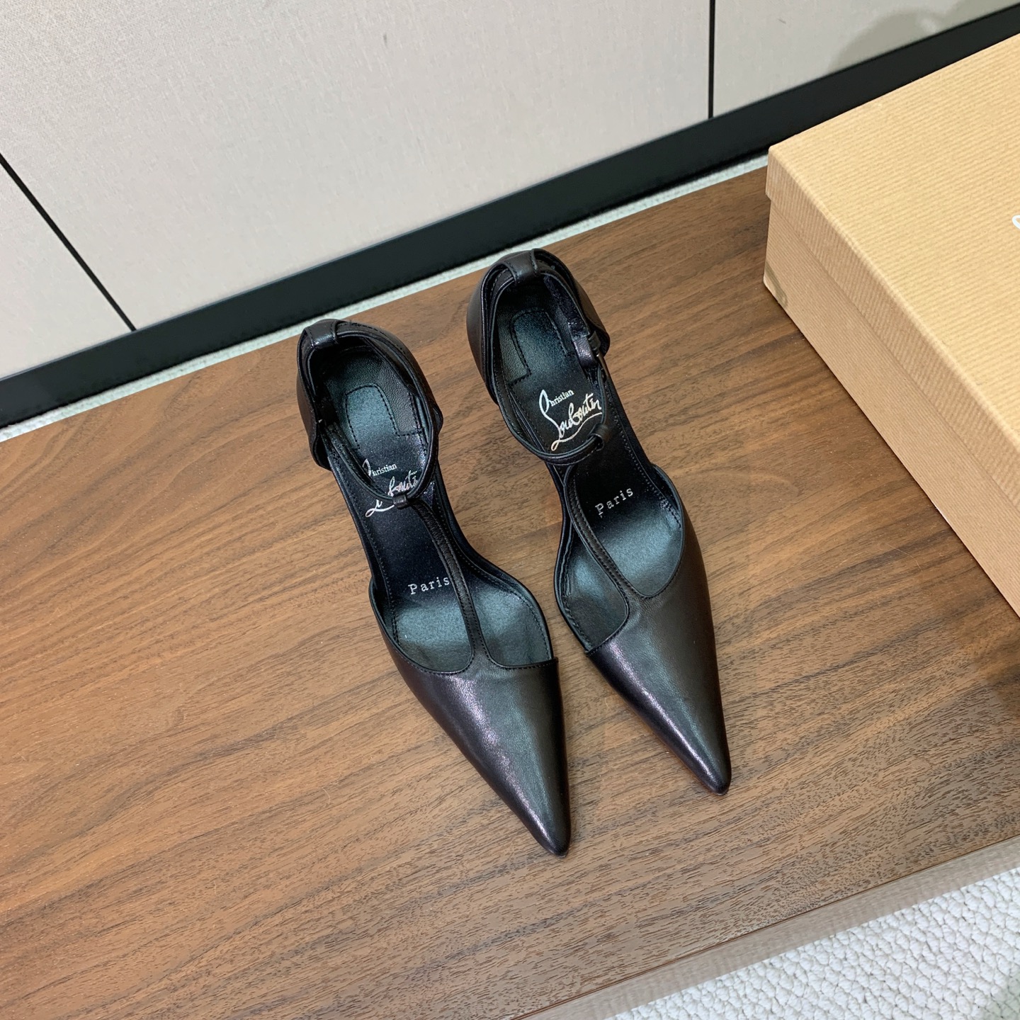 【Christian Loubout*n】高跟单鞋。上脚超美。鞋面漆皮、牛皮。羊皮内里及垫脚。真皮大底，跟高11cm 码