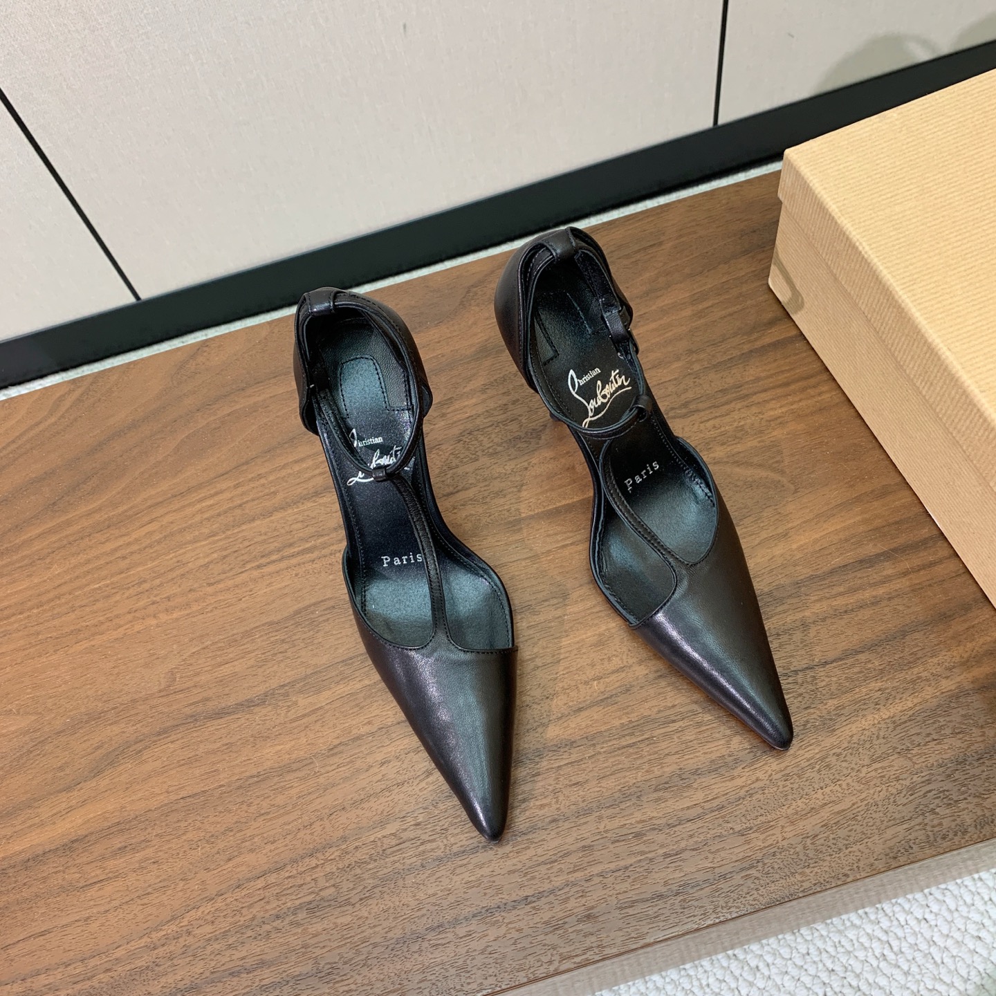 【Christian Loubout*n】高跟单鞋。上脚超美。鞋面漆皮、牛皮。羊皮内里及垫脚。真皮大底，跟高11cm 码