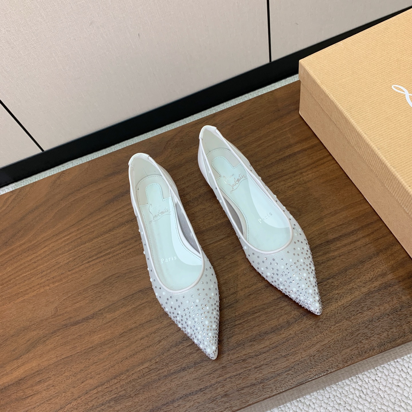 【Christian Loubout*n】网纱单鞋。上脚超美。鞋面网面烫钻。羊皮垫脚。真皮大底，跟高2cm 码数：35-