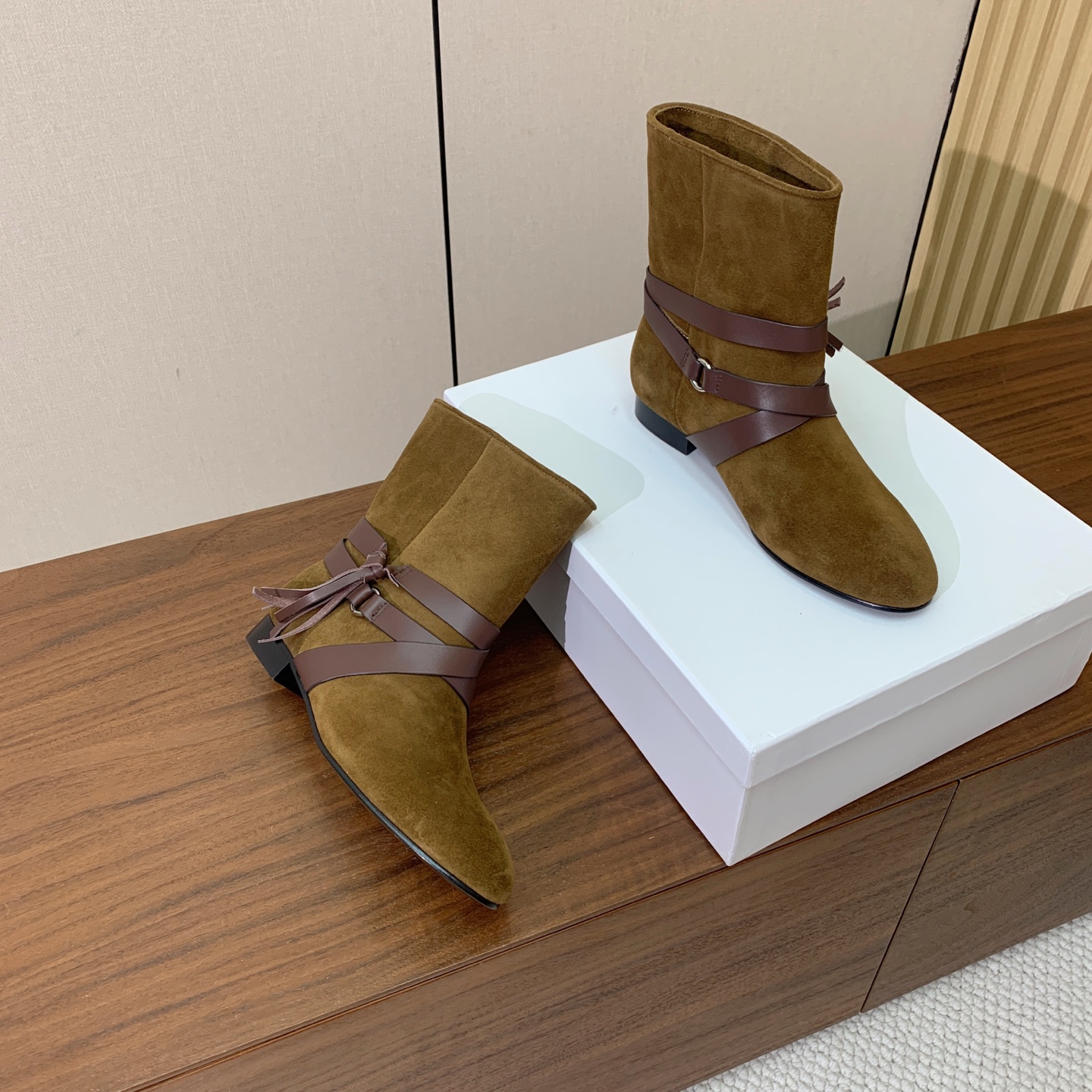 【ISABEL MARANT】复古短靴。简约百搭款。材质：鞋面头层牛反绒。羊皮内里，真皮大底。跟高2cm 码数：35-4