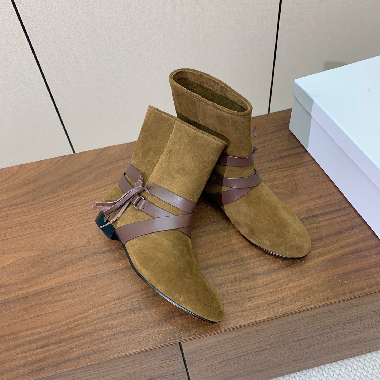 【ISABEL MARANT】复古短靴。简约百搭款。材质：鞋面头层牛反绒。羊皮内里，真皮大底。跟高2cm 码数：35-4