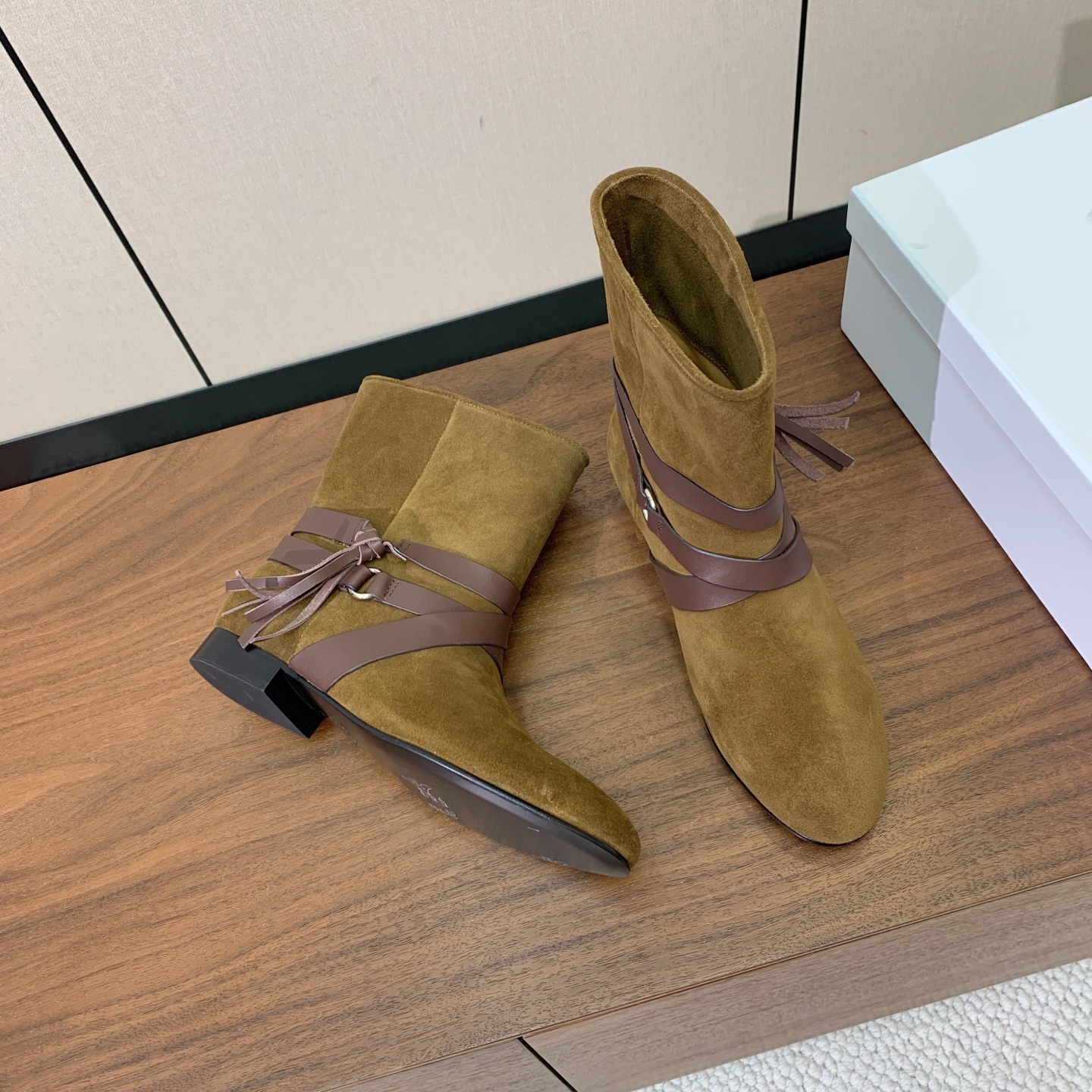 【ISABEL MARANT】复古短靴。简约百搭款。材质：鞋面头层牛反绒。羊皮内里，真皮大底。跟高2cm 码数：35-4