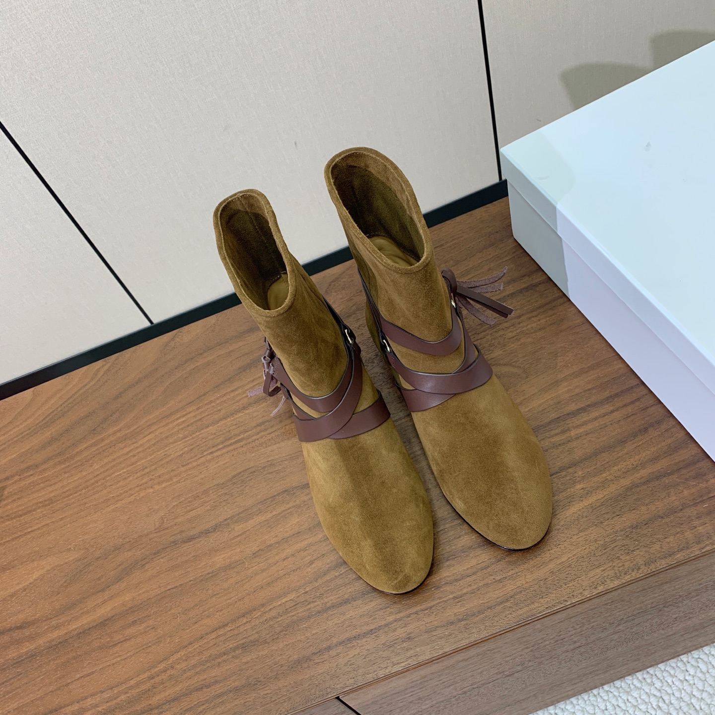 【ISABEL MARANT】复古短靴。简约百搭款。材质：鞋面头层牛反绒。羊皮内里，真皮大底。跟高2cm 码数：35-4